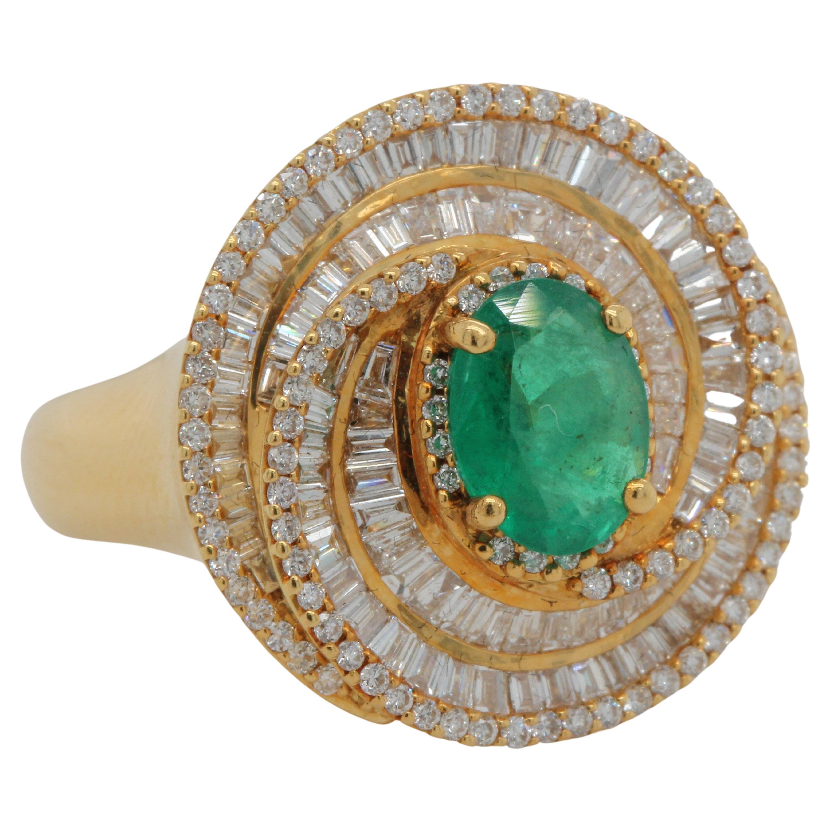 0.89 Carat Emerald and Diamond Ring in 18 Karat Gold In New Condition For Sale In Bangkok, 10