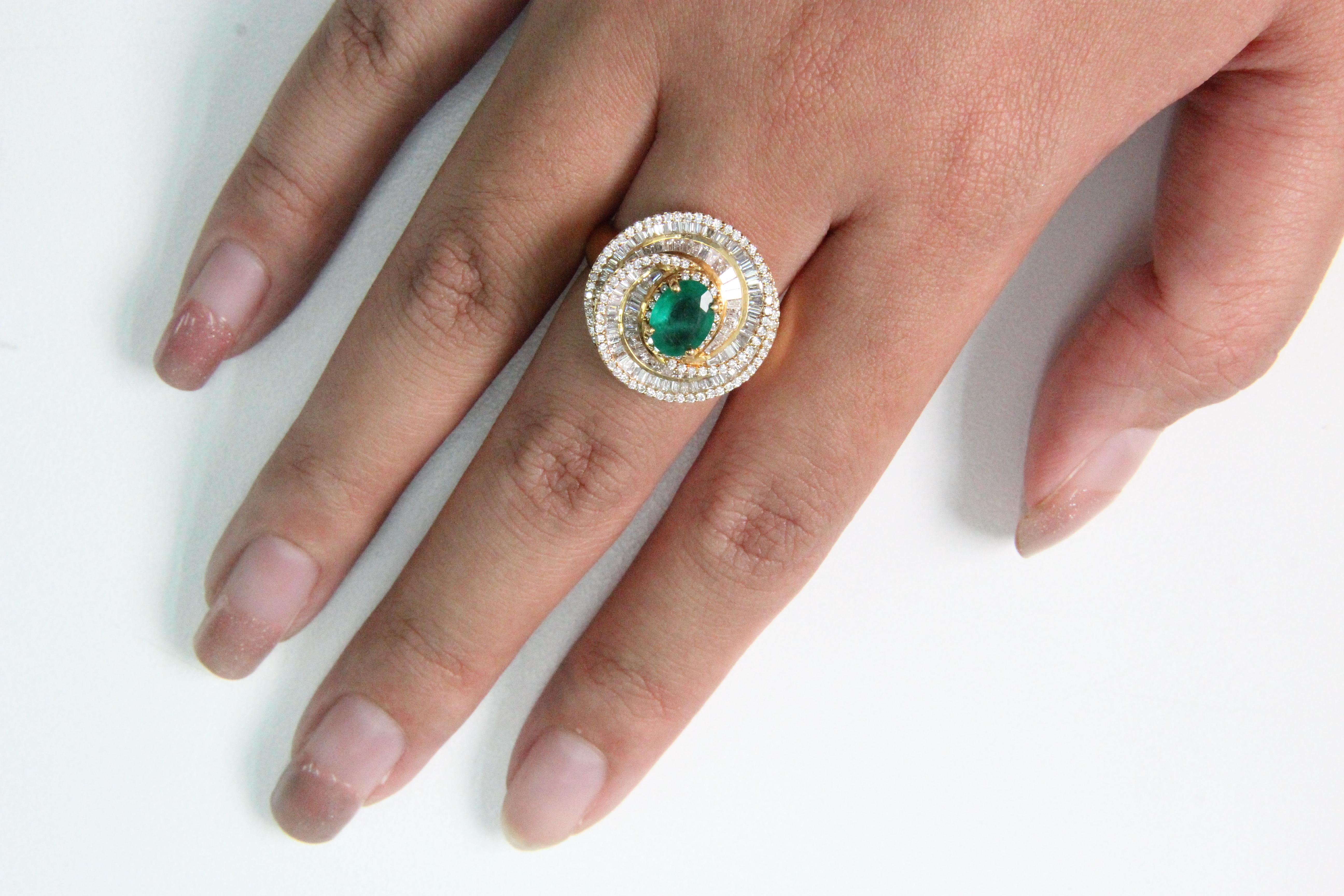 0.89 Carat Emerald and Diamond Ring in 18 Karat Gold For Sale 1