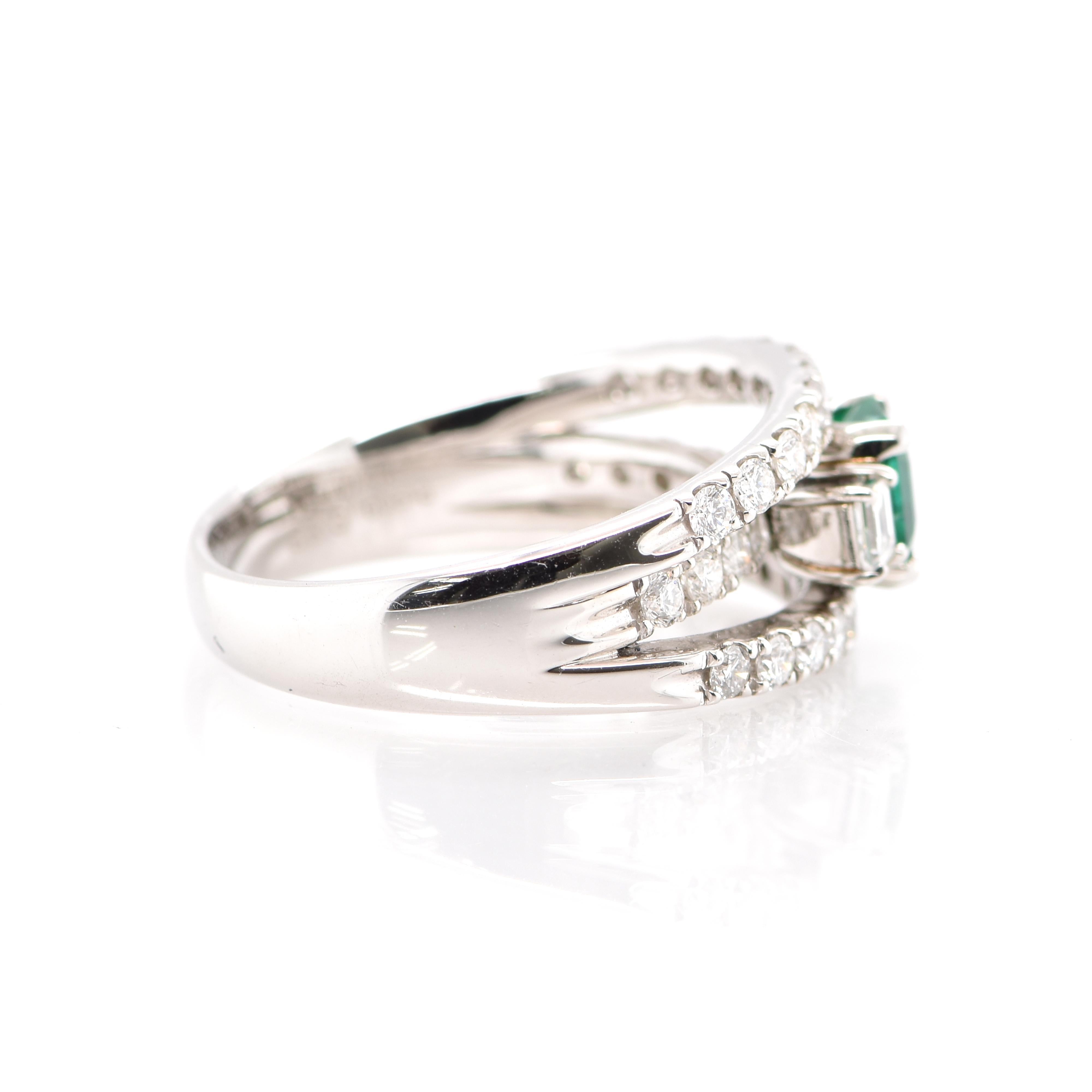 0.89 Carat Natural Emerald and Diamond Ring Set in Platinum In Excellent Condition In Tokyo, JP