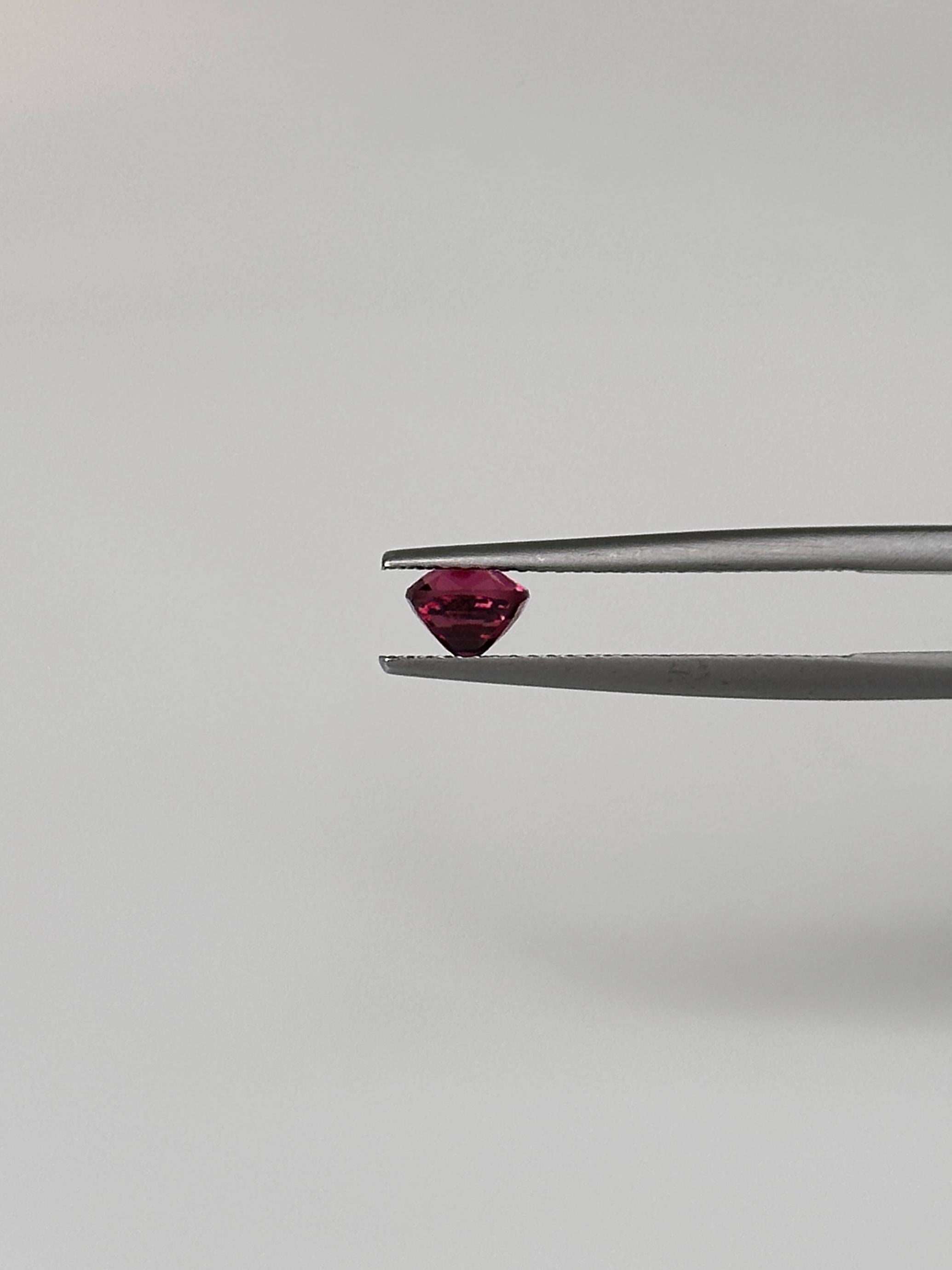 0.89 Carat Pinkish Red Burmese Spinel In New Condition For Sale In Hua Hin, TH