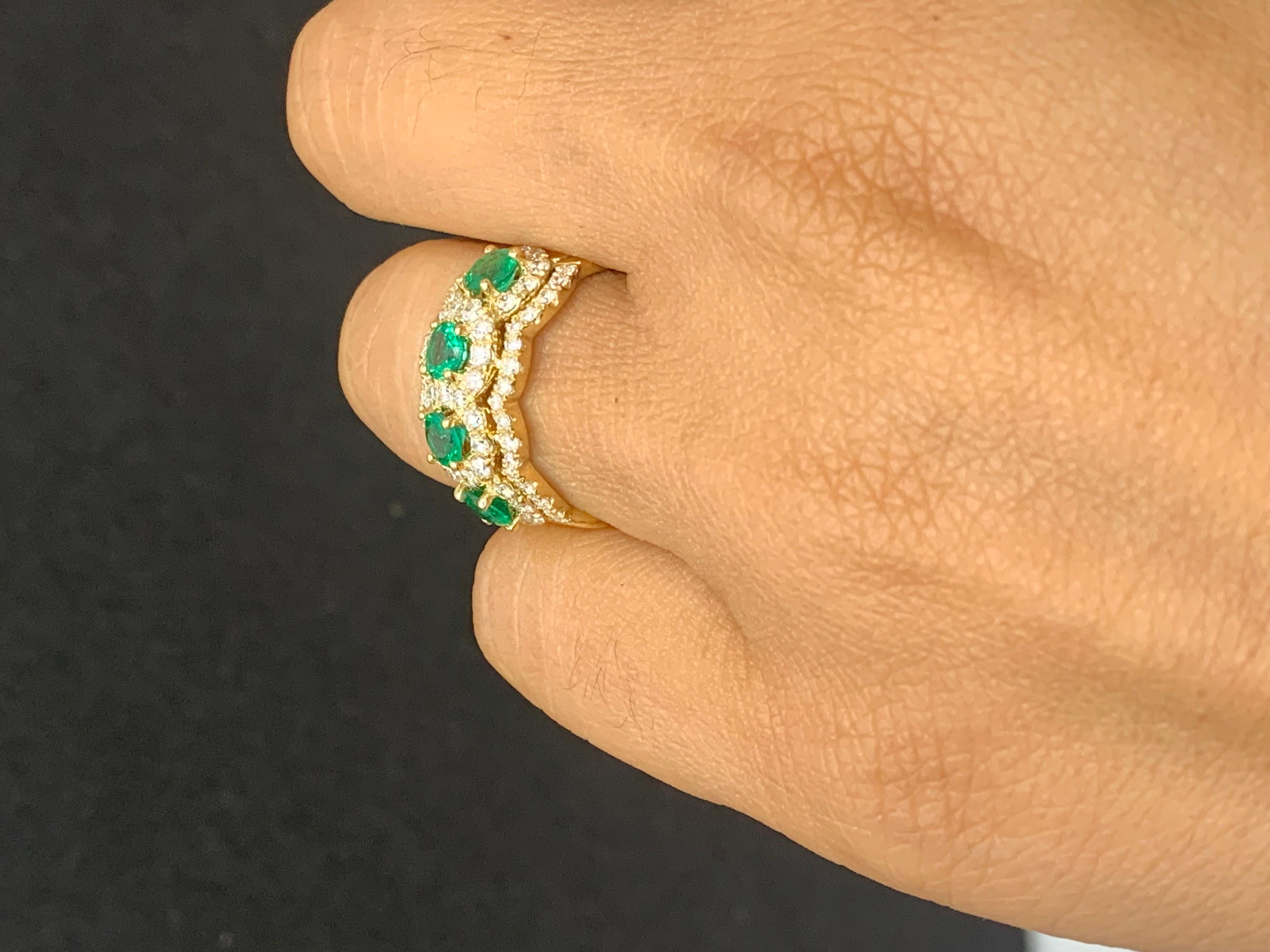 Women's 0.89 Carat Round Cut Emerald and Diamond 18K Yellow Gold Ring For Sale