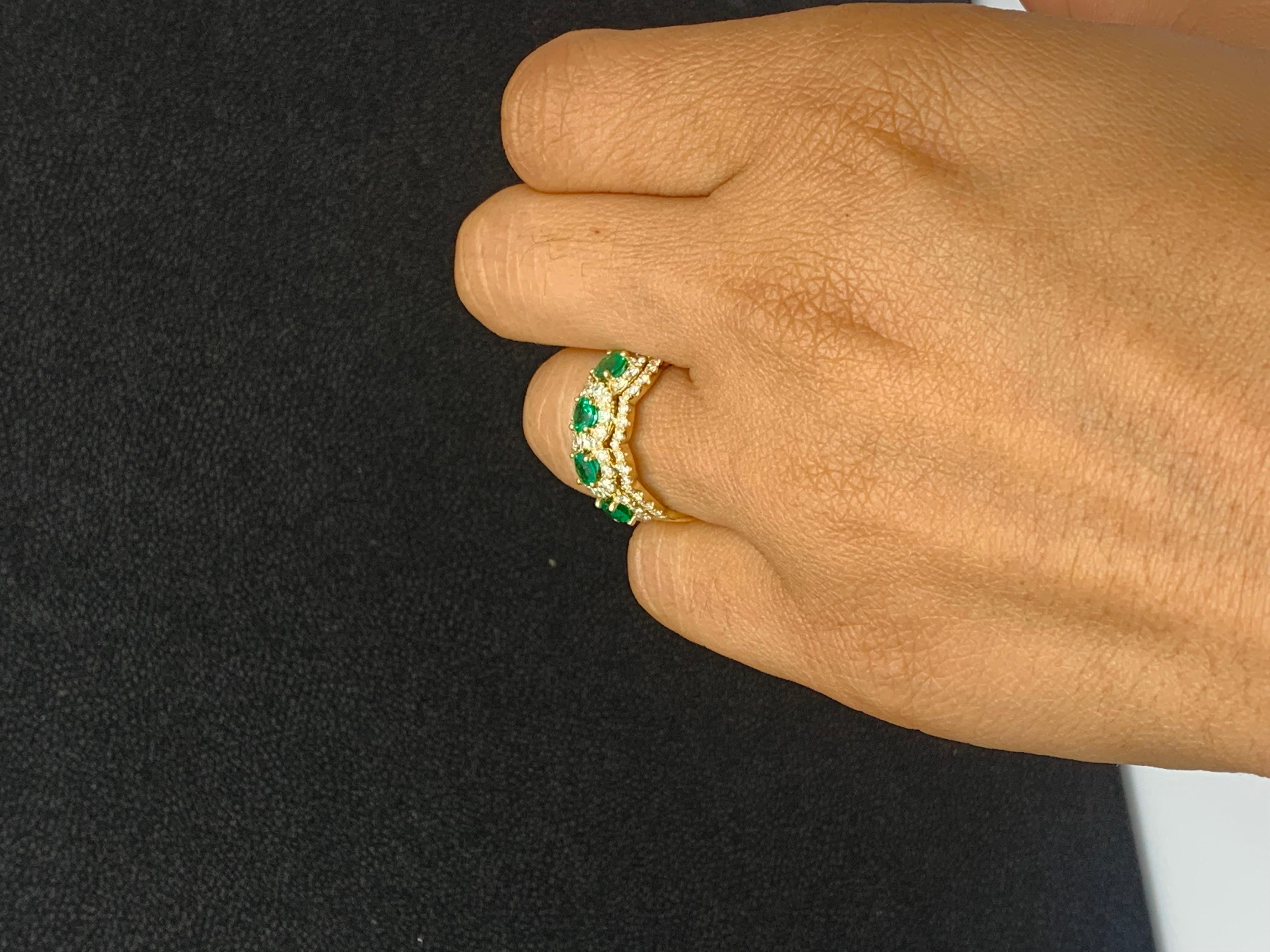 0.89 Carat Round Cut Emerald and Diamond 18K Yellow Gold Ring For Sale 2