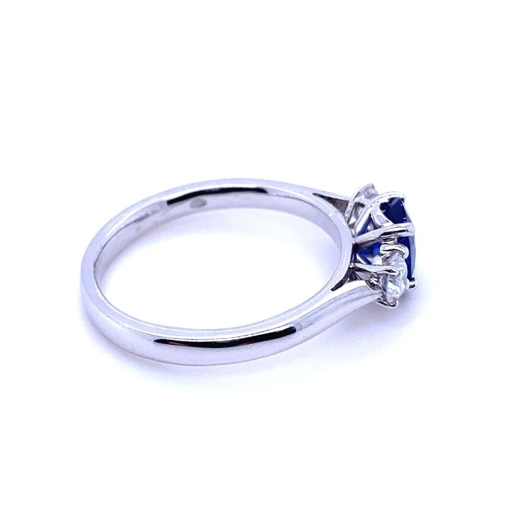 Modern 0.89 Carat Sapphire and Diamond Three Stone 18 Karat White Gold Engagement Ring For Sale