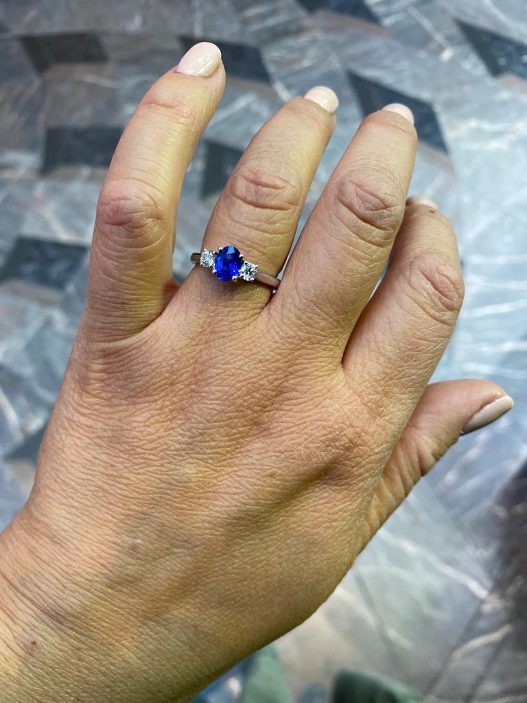 0.89 Carat Sapphire and Diamond Three Stone 18 Karat White Gold Engagement Ring For Sale 1