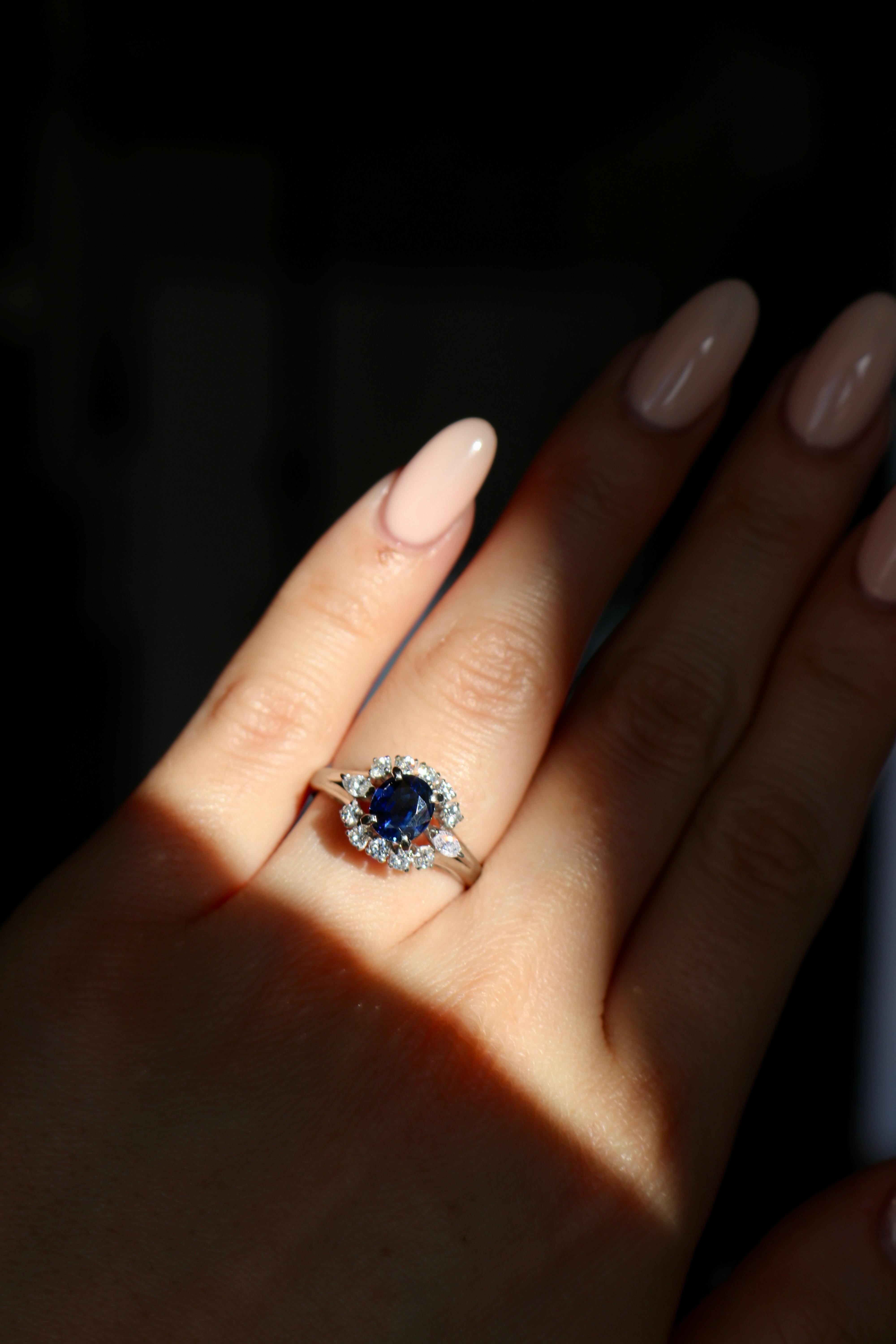 0.89 Carat Sapphire Diamond Platinum Ring For Sale 1