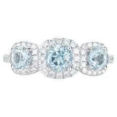 Sunita Nahata Drei Stein Aquamarin 0,89ct. Fancy Ring in 14KWG mit Diamant.