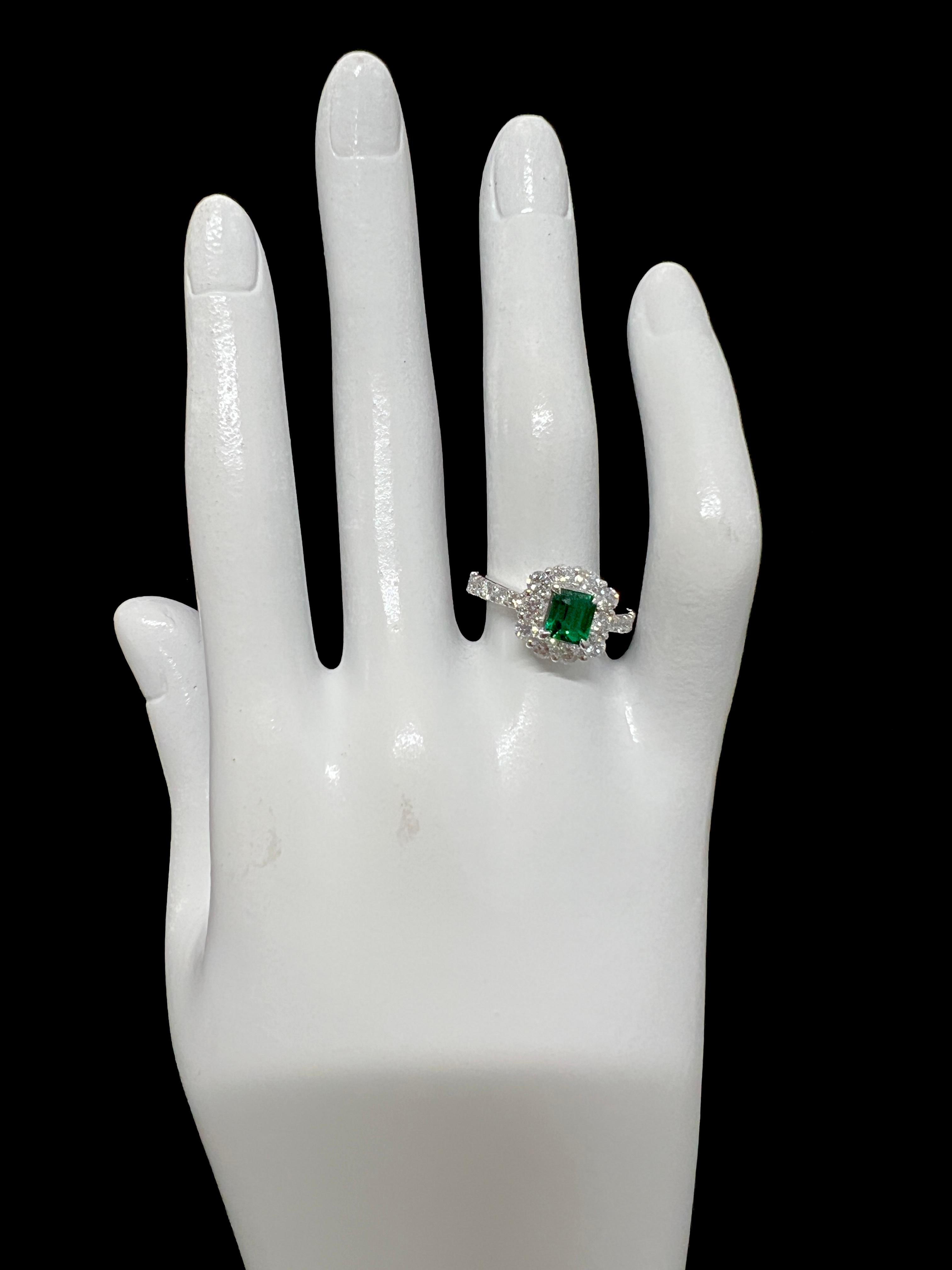 0.89 Carat Vivid Green Emerald and Diamond Halo Ring Set in Platinum For Sale 1