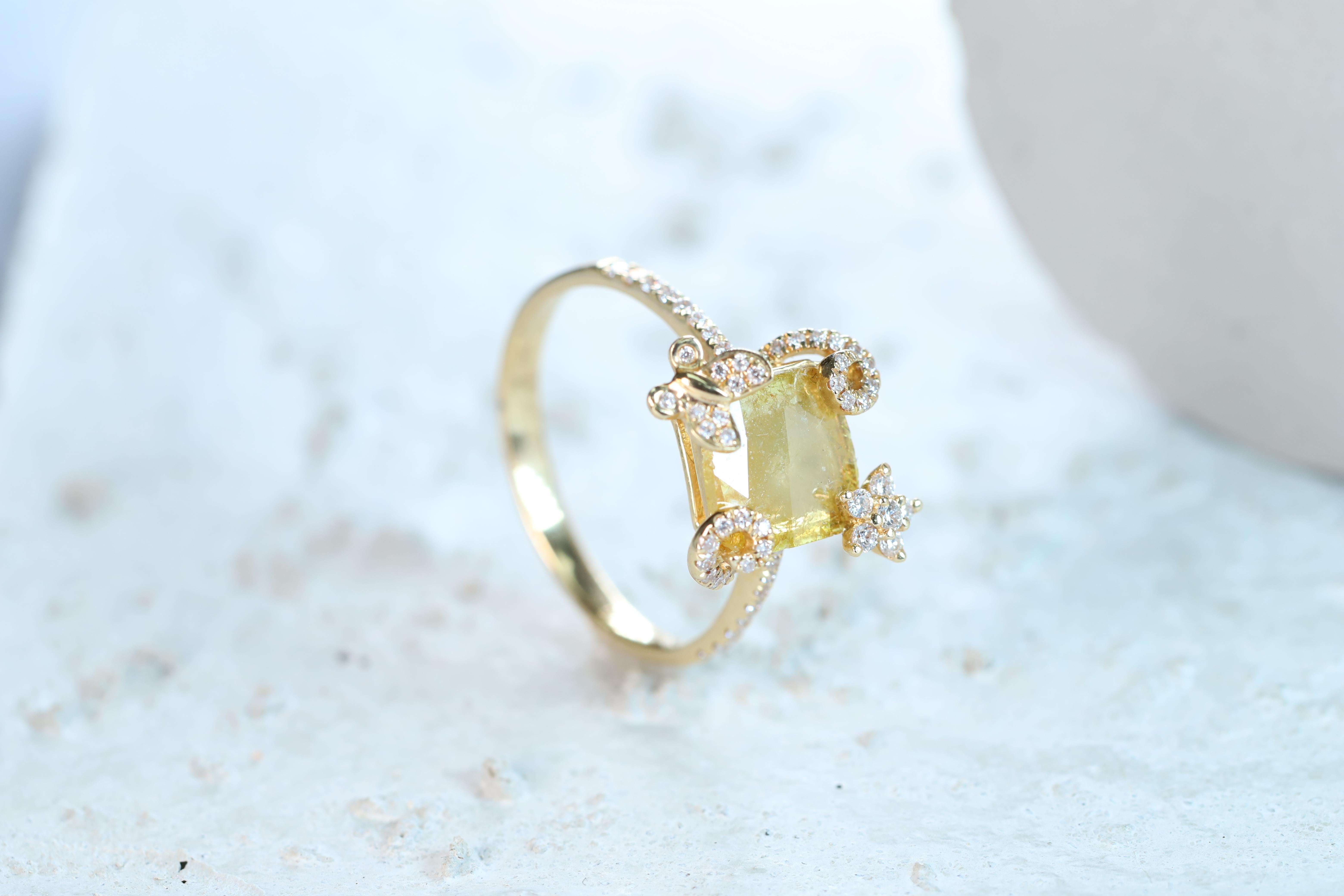 0.89 Carat Yellow Diamond with Round-Cut White Diamond 18k Yellow Gold Ring In New Condition For Sale In New York, NY