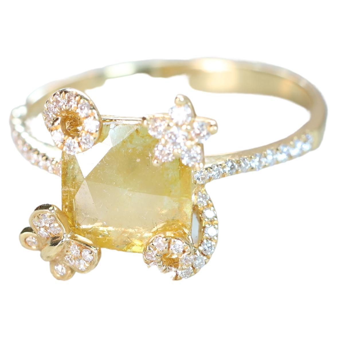 Bague en or jaune 18 carats avec diamant jaune de 0,89 carat et diamant blanc de taille ronde en vente