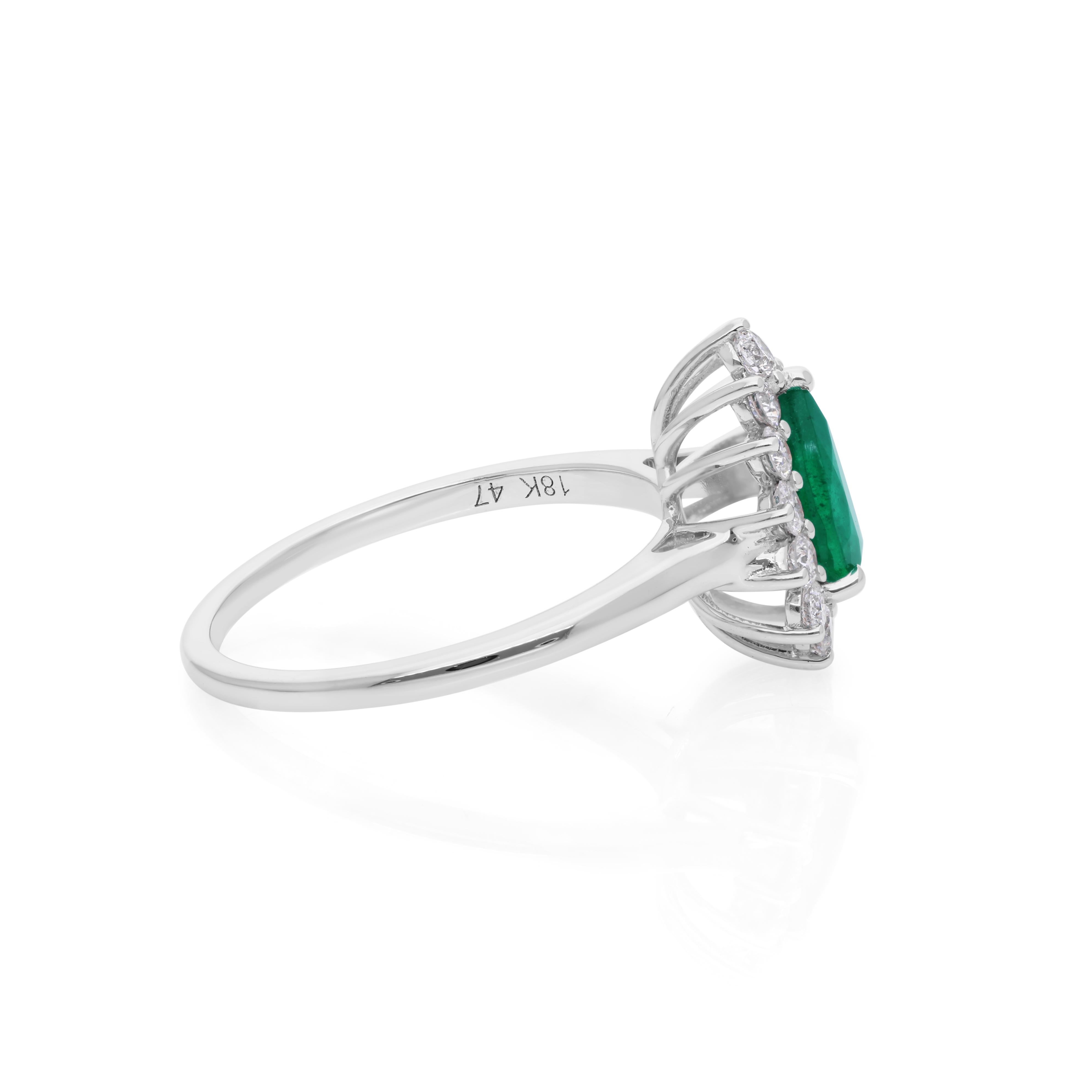 Dieser exquisite Ring ist aus 18-karätigem Gold gegossen und mit einem sambischen Smaragd von 0,89 Karat und funkelnden Diamanten von 0,51 Karat besetzt.

FOLLOW SPECTRUM JEWELS Storefront, um die neueste Collection'S und exklusive Stücke zu sehen.