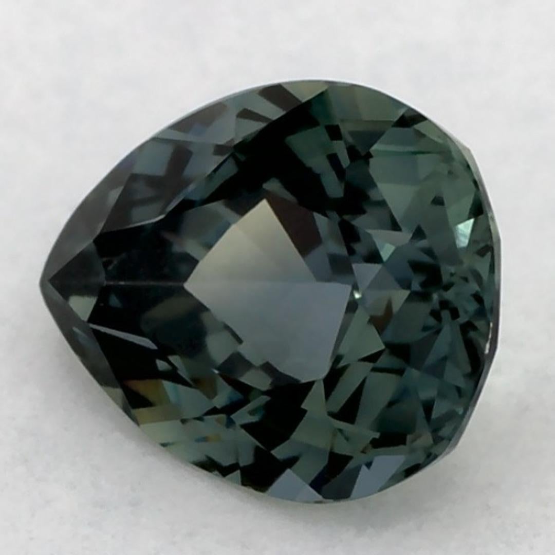 Questo zaffiro verde naturale offre eleganza e raffinatezza. Con la sua ricca saturazione del colore e il taglio preciso, è il centro perfetto per un anello di fidanzamento o un design di gioielli di lusso.

Questo zaffiro proviene dallo Sri Lanka