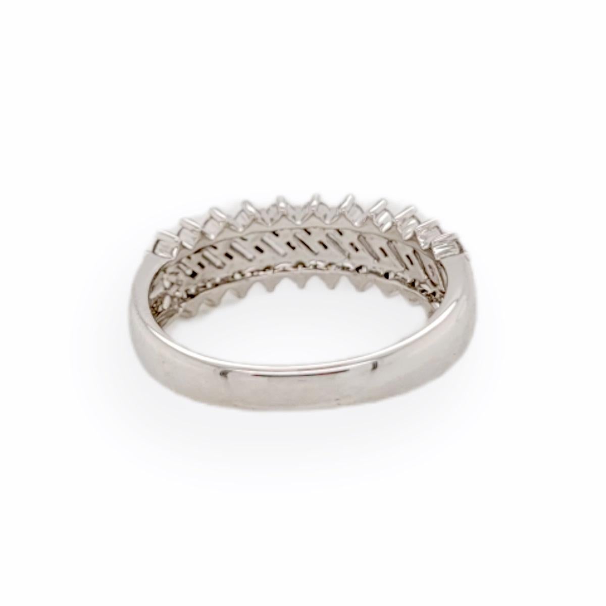 0.89 Ct Round & Baguette Diamond in 14K White Gold Wedding Band Ring In Excellent Condition For Sale In Los Angeles, CA