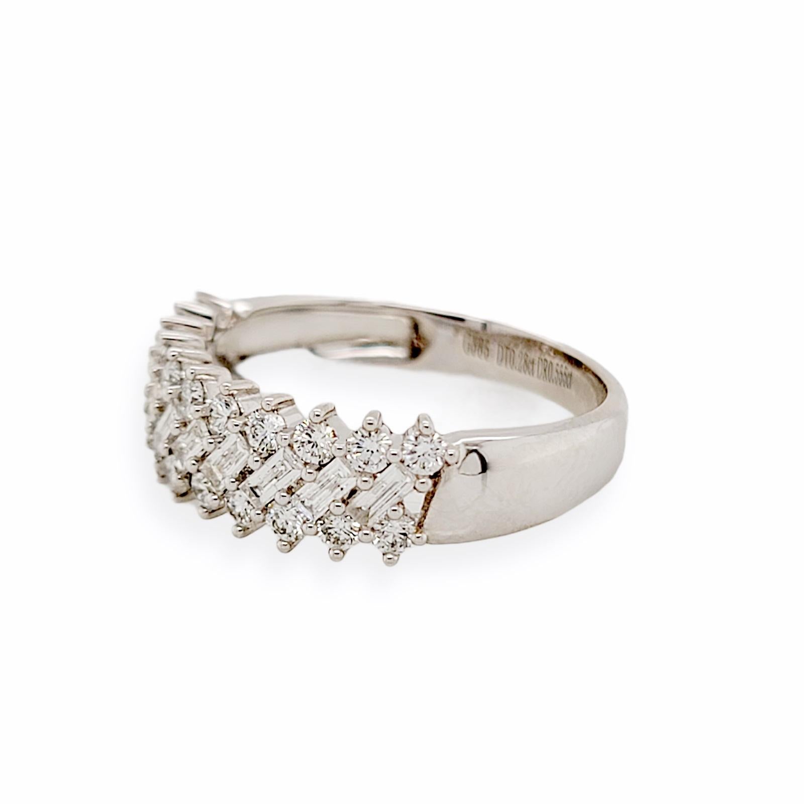 Alliance en or blanc 14 carats avec diamants ronds et baguettes de 0,89 carat Unisexe en vente