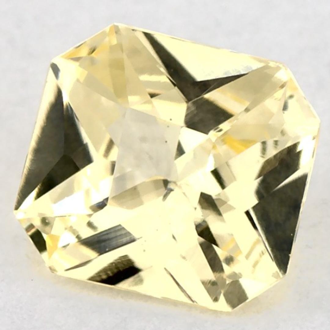 
Dieser natürliche gelbe Saphir bietet Eleganz und Raffinesse. Mit seiner satten Farbsättigung und seinem präzisen Schliff ist er das perfekte Herzstück für einen Verlobungsring oder ein luxuriöses Schmuckdesign.

Dieser Saphir stammt aus Sri Lanka