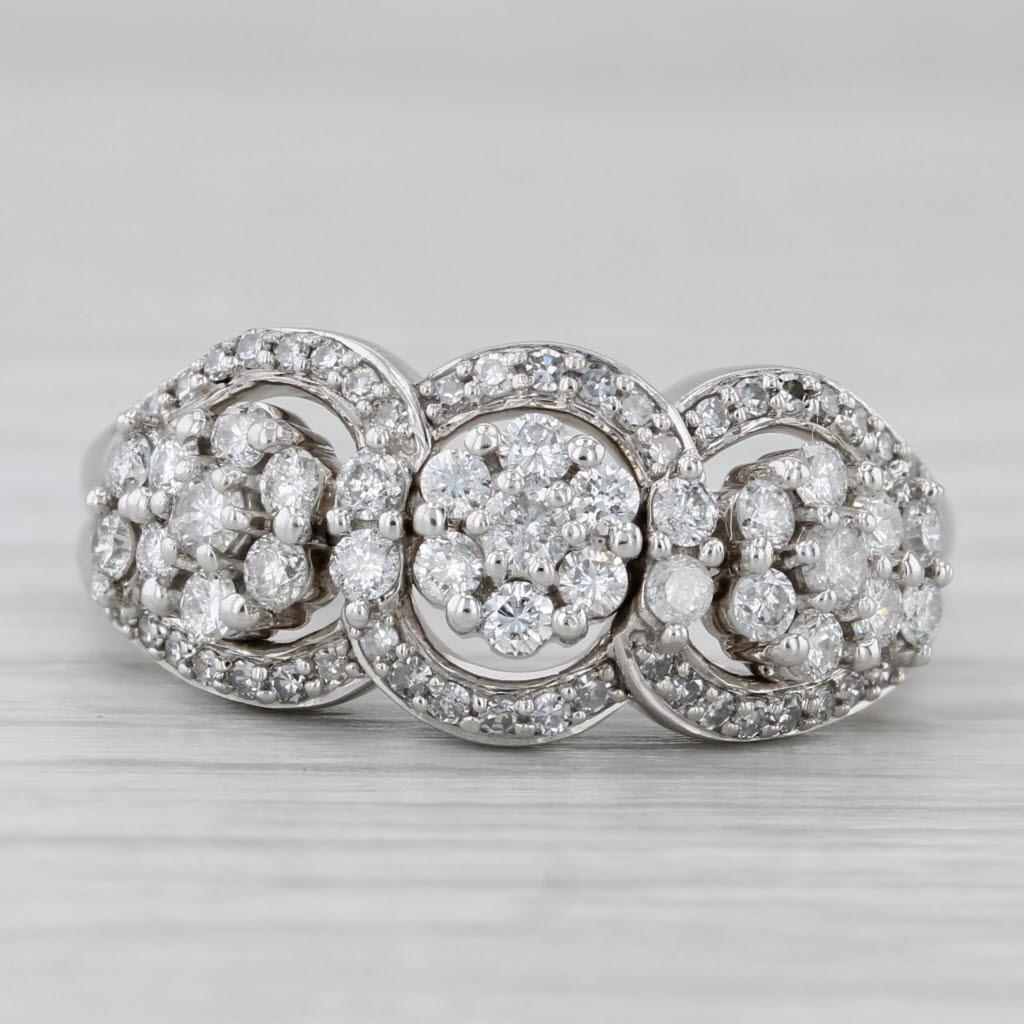 Anello a grappolo con diamanti da 0,89ctw in oro bianco 14k, misura 8 In condizioni buone in vendita a McLeansville, NC