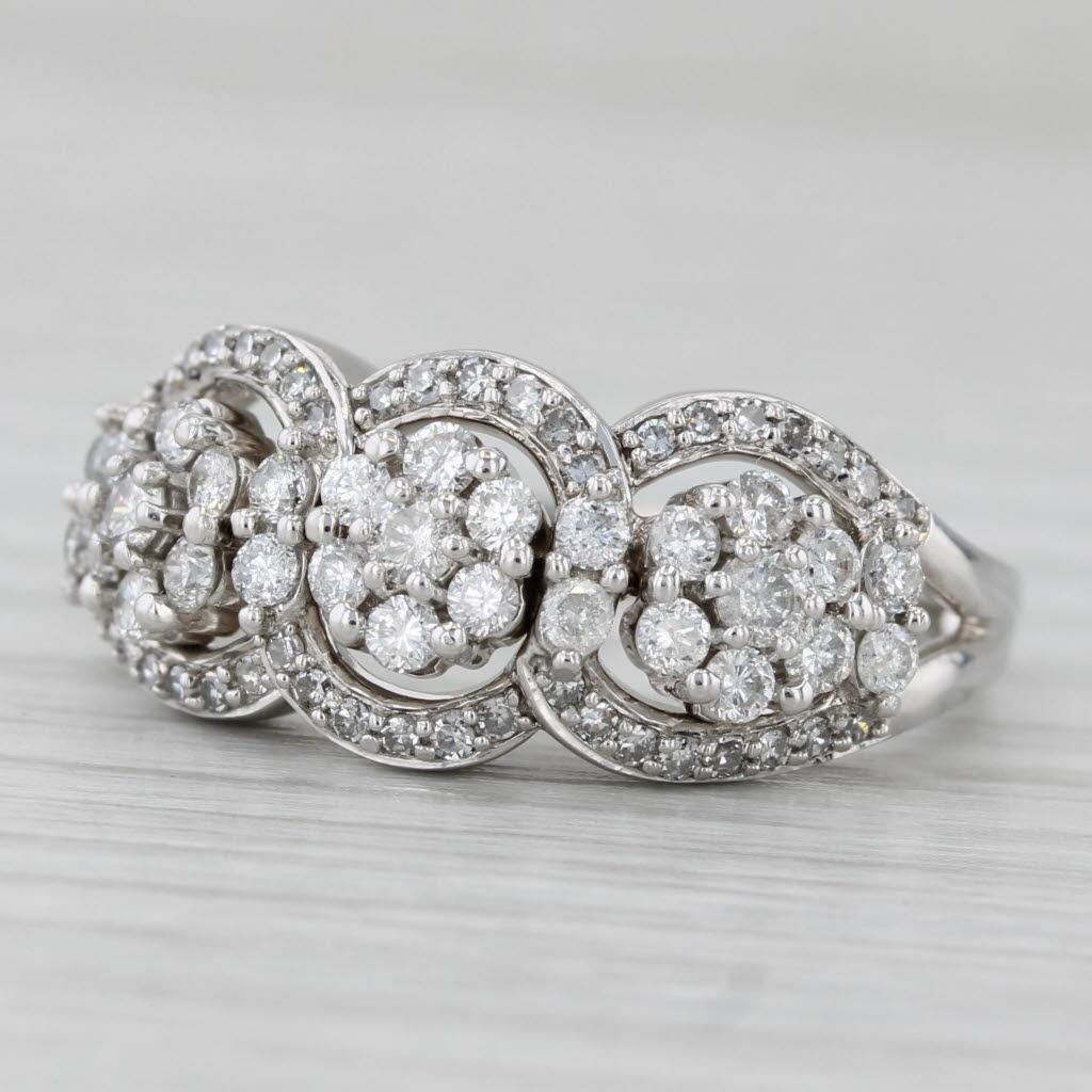 Anello a grappolo con diamanti da 0,89ctw in oro bianco 14k, misura 8 in vendita 1