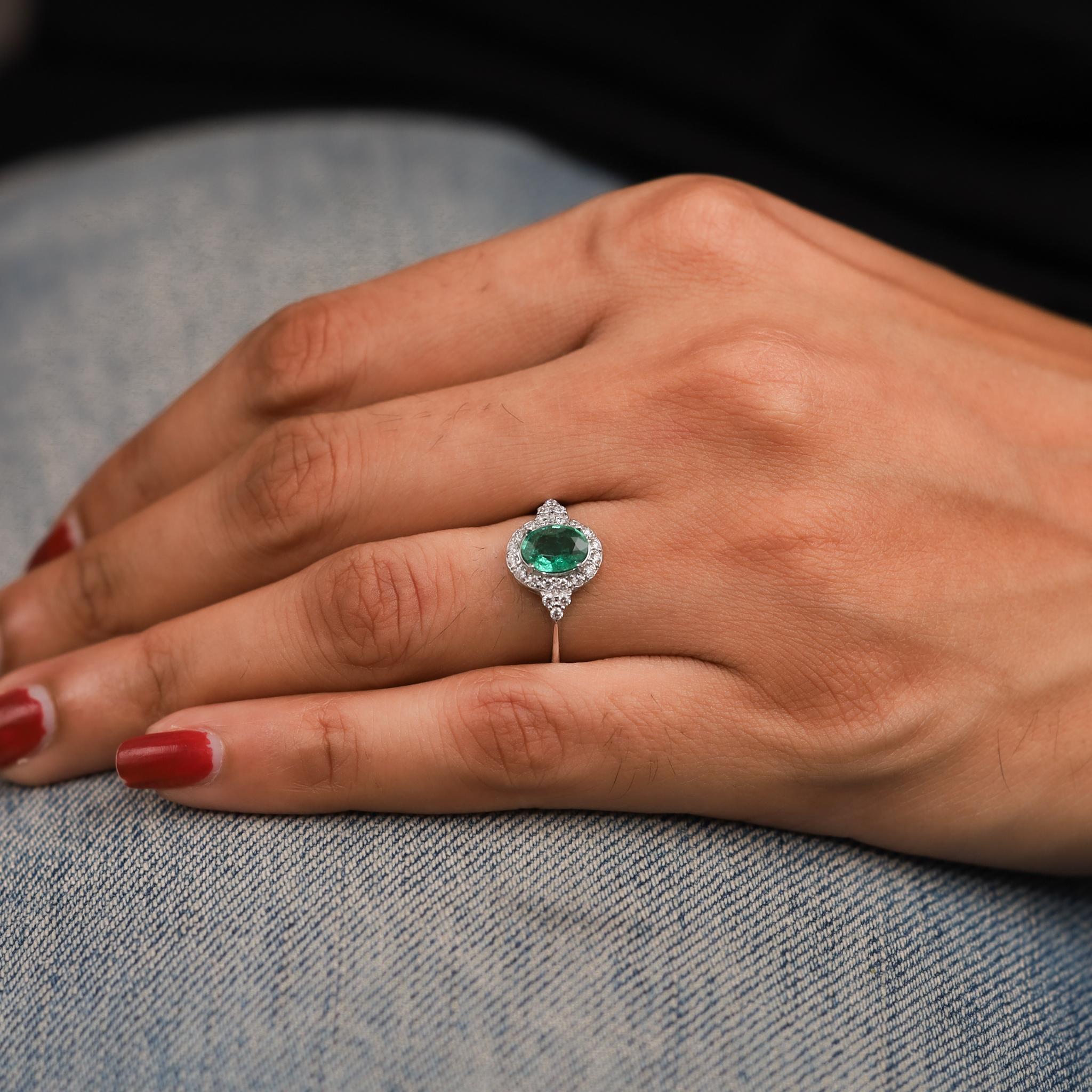 0,8ct Natürlicher Ovalschliff Smaragd & Diamant Halo Verlobungsring in 18k Weißgold im Angebot 5