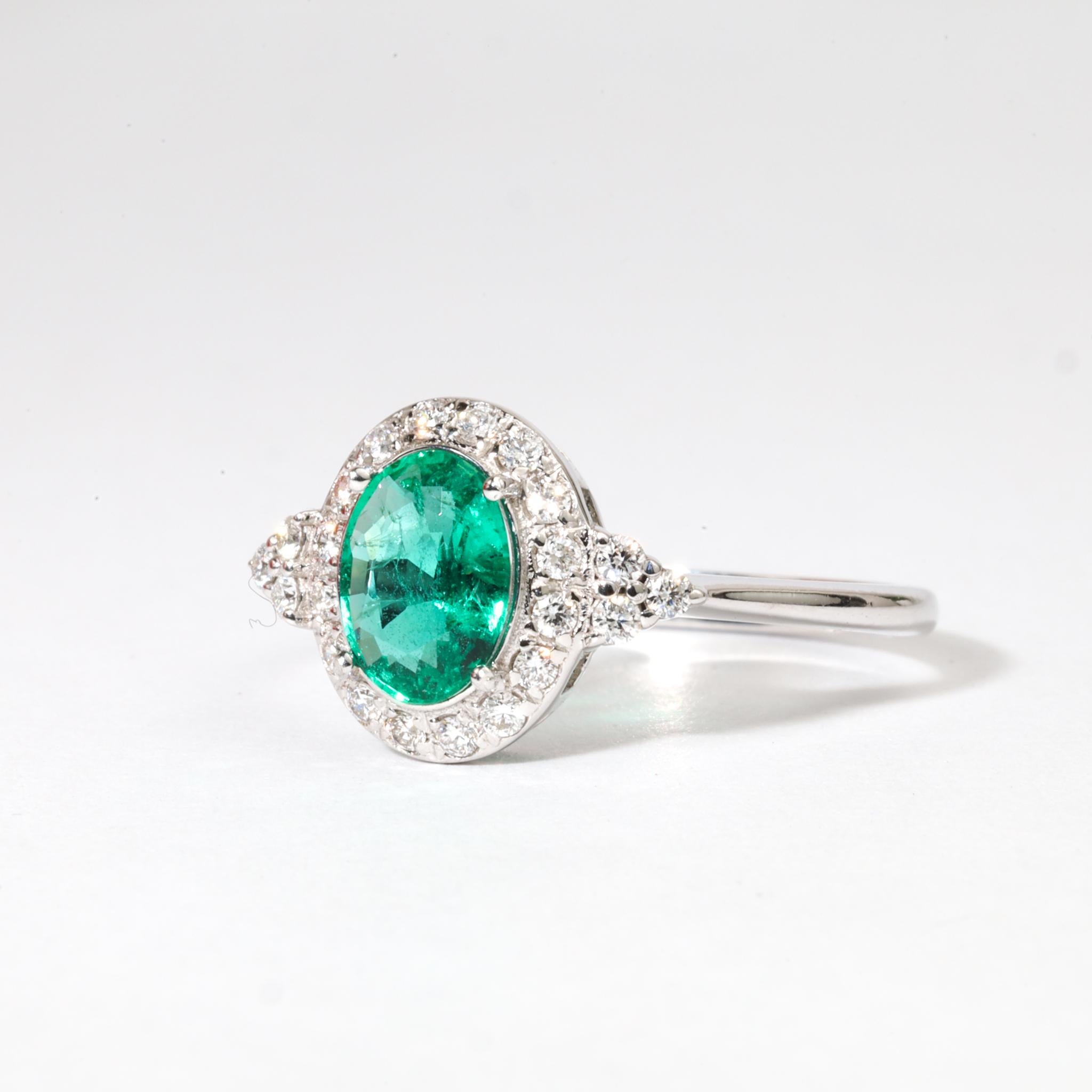 💎 Produktbeschreibung:
Dieser Smaragd-Diamant-Halbring ist eine atemberaubende Verkörperung von raffinierter Eleganz und zelebriert die zeitlose Verbindung von Farbe und Brillanz. Sein Herzstück ist ein faszinierender natürlicher Smaragd von 0,8