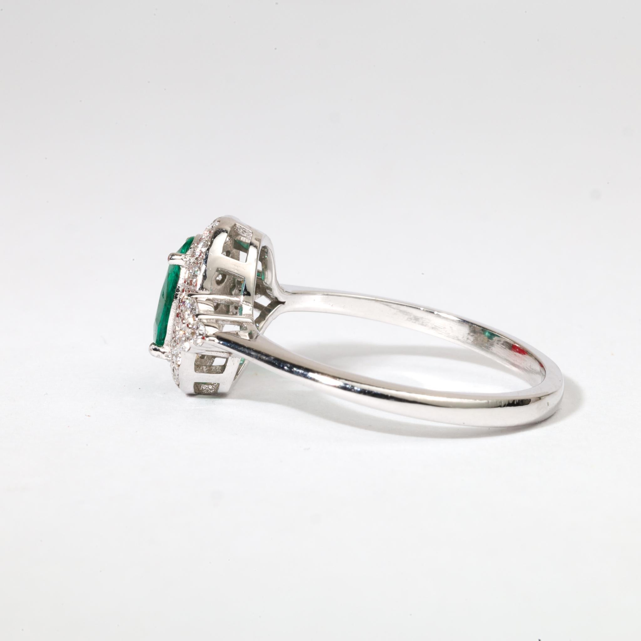 0,8ct Natürlicher Ovalschliff Smaragd & Diamant Halo Verlobungsring in 18k Weißgold im Zustand „Neu“ im Angebot in Jaipur, RJ