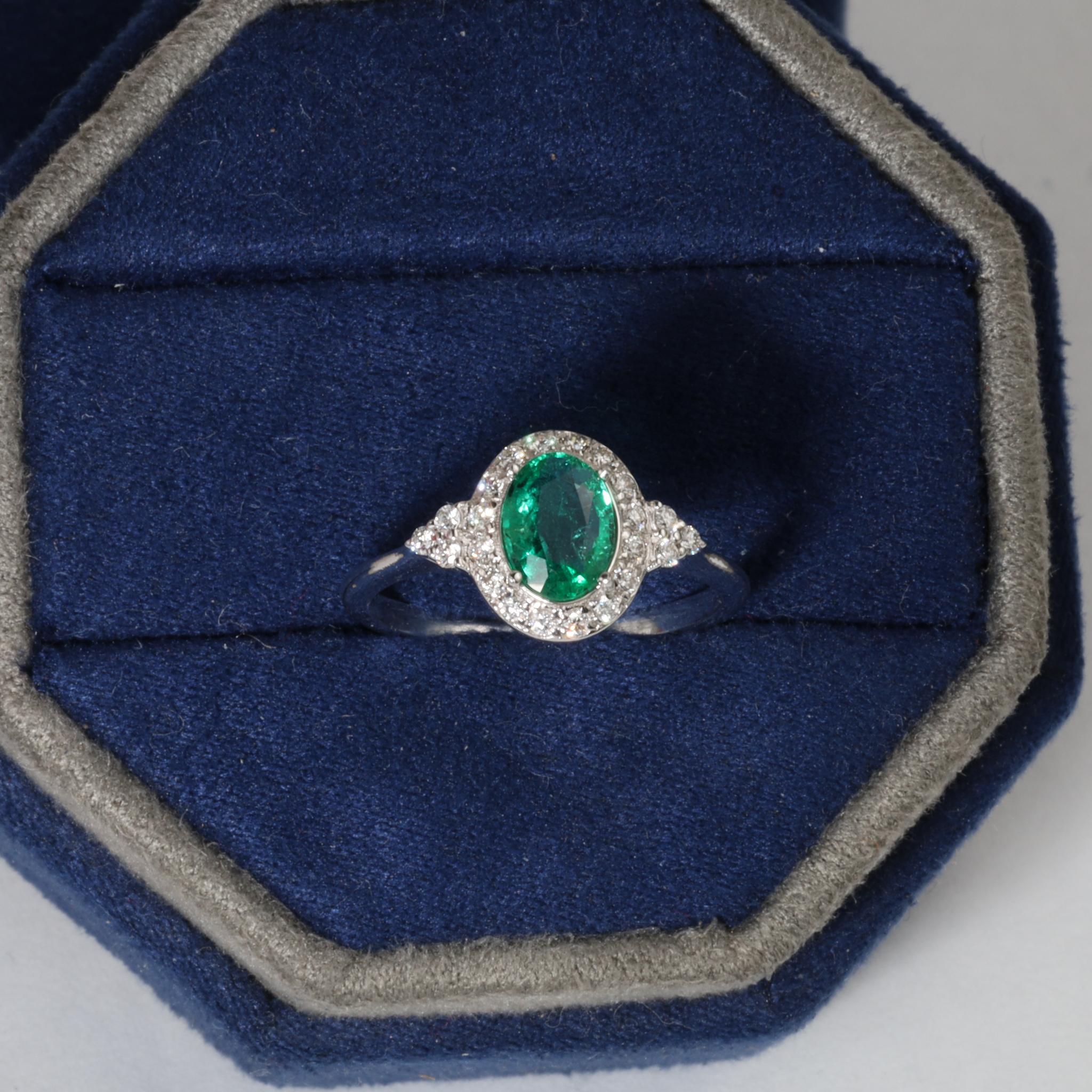 0,8ct Natürlicher Ovalschliff Smaragd & Diamant Halo Verlobungsring in 18k Weißgold Damen im Angebot