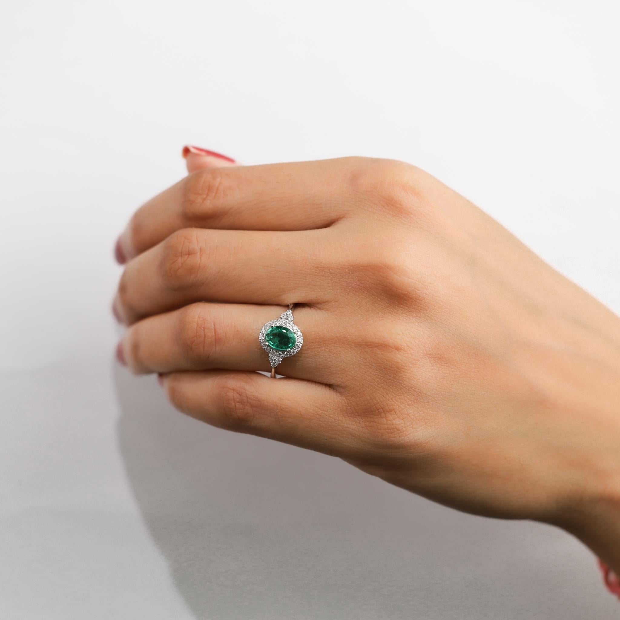 0,8ct Natürlicher Ovalschliff Smaragd & Diamant Halo Verlobungsring in 18k Weißgold im Angebot 1