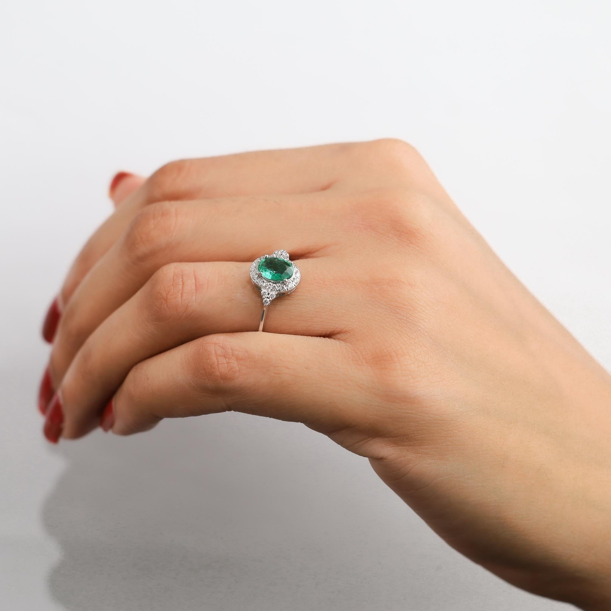 0,8ct Natürlicher Ovalschliff Smaragd & Diamant Halo Verlobungsring in 18k Weißgold im Angebot 2