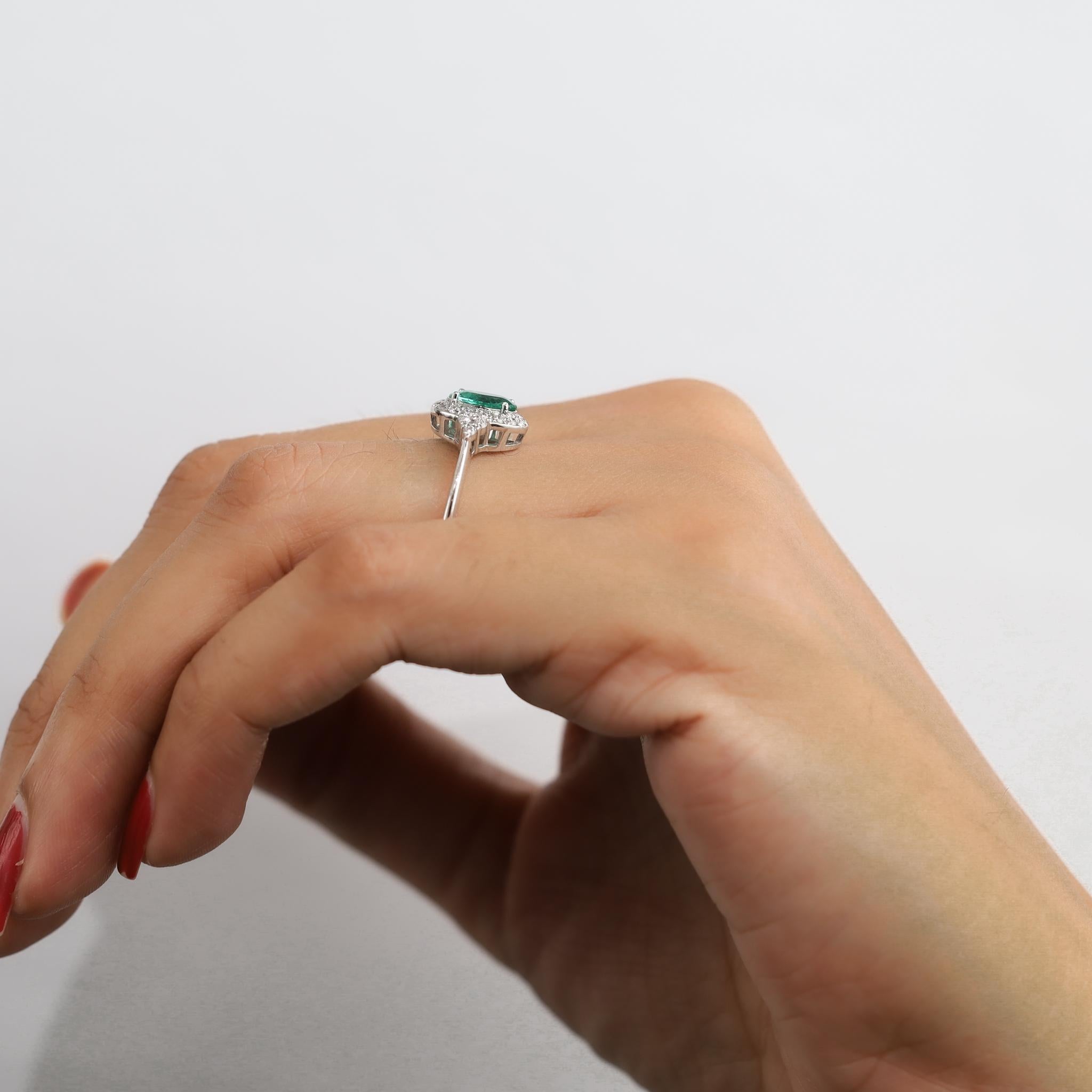 0,8ct Natürlicher Ovalschliff Smaragd & Diamant Halo Verlobungsring in 18k Weißgold im Angebot 3