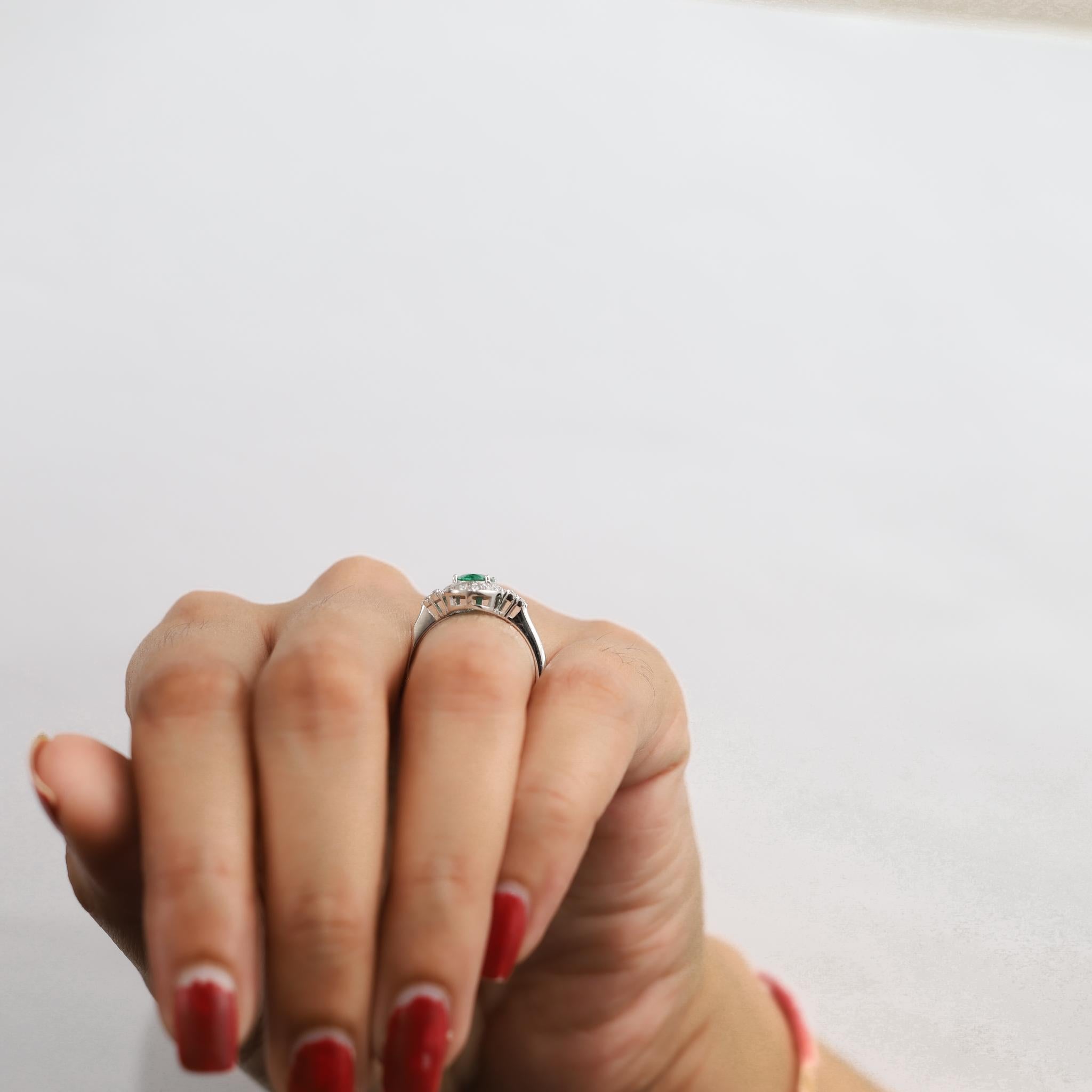 0,8ct Natürlicher Ovalschliff Smaragd & Diamant Halo Verlobungsring in 18k Weißgold im Angebot 4