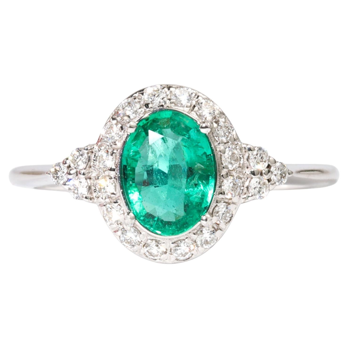 0,8ct Natürlicher Ovalschliff Smaragd & Diamant Halo Verlobungsring in 18k Weißgold