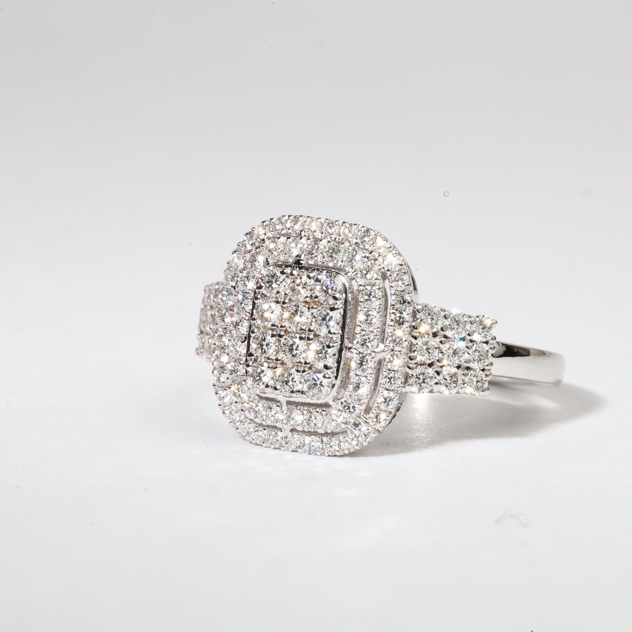 💎 Description du produit :
Epitomisant le glamour intemporel et l'artisanat raffiné, cette bague de fiançailles à double halo est un chef-d'œuvre de lumière et de luxe. En son centre brille un diamant naturel de taille ronde d'environ 0,8 carat