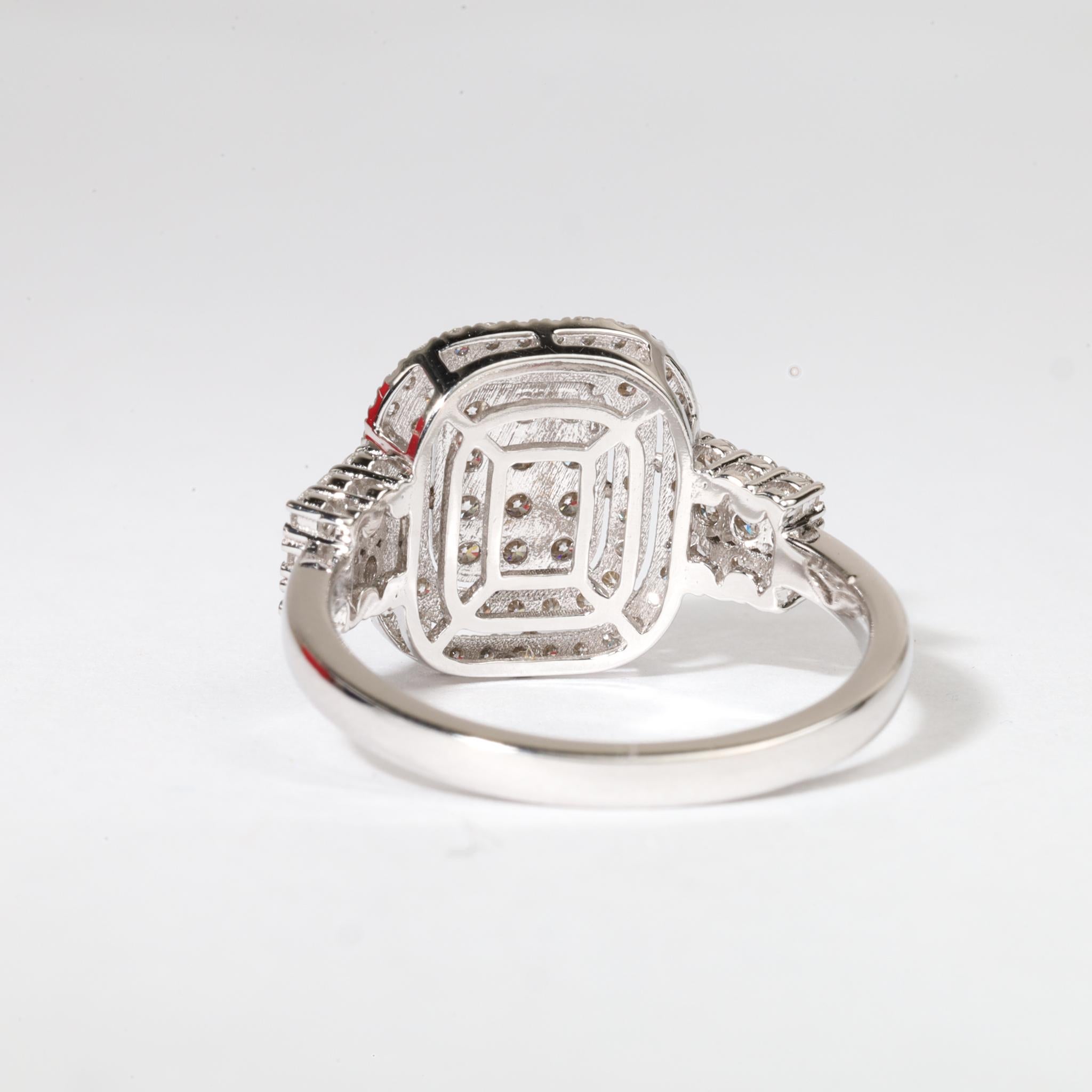 Taille ronde Bague de fiançailles double halo en or blanc 18 carats, diamant naturel de taille ronde de 0,8 ct. en vente