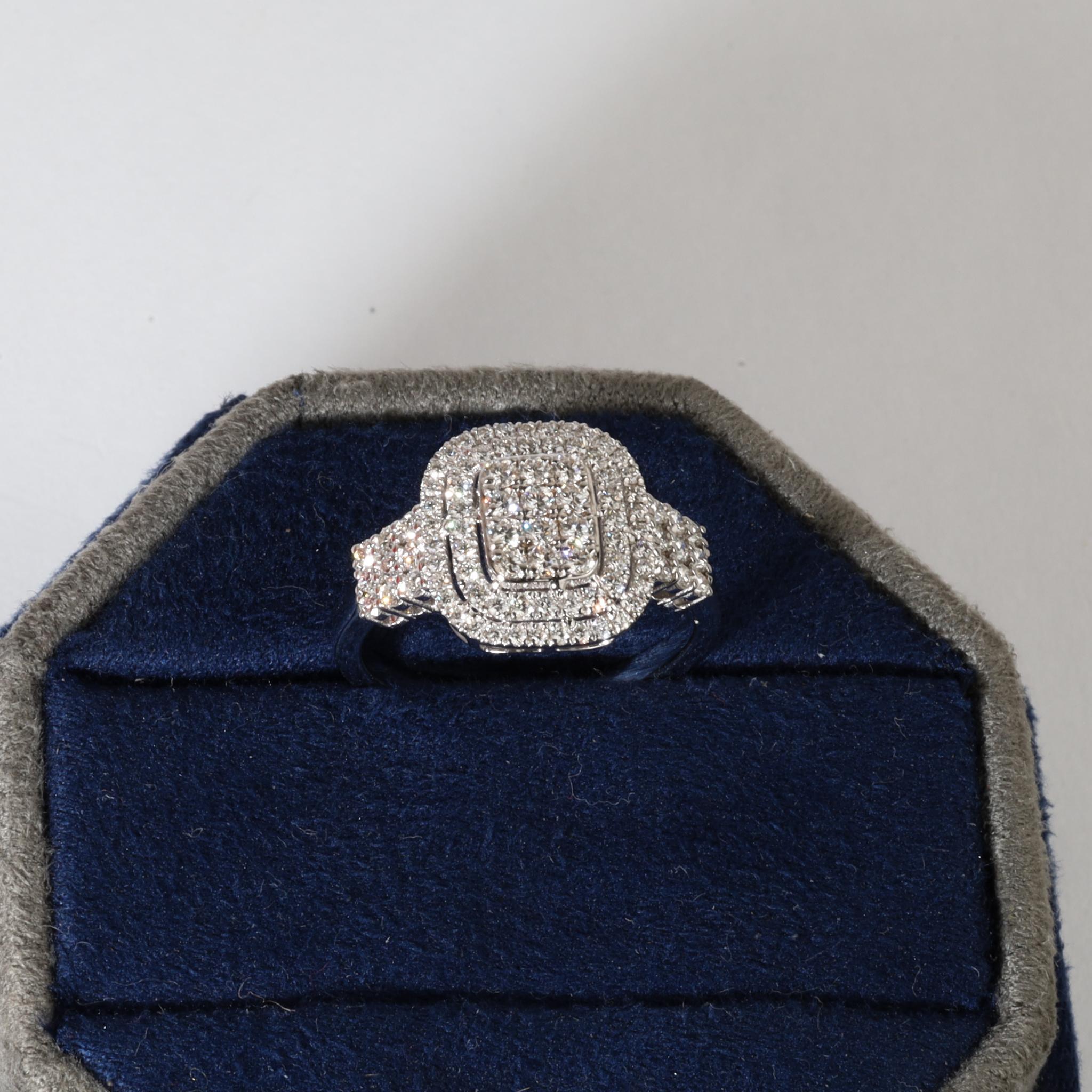 Bague de fiançailles double halo en or blanc 18 carats, diamant naturel de taille ronde de 0,8 ct. Neuf - En vente à Jaipur, RJ