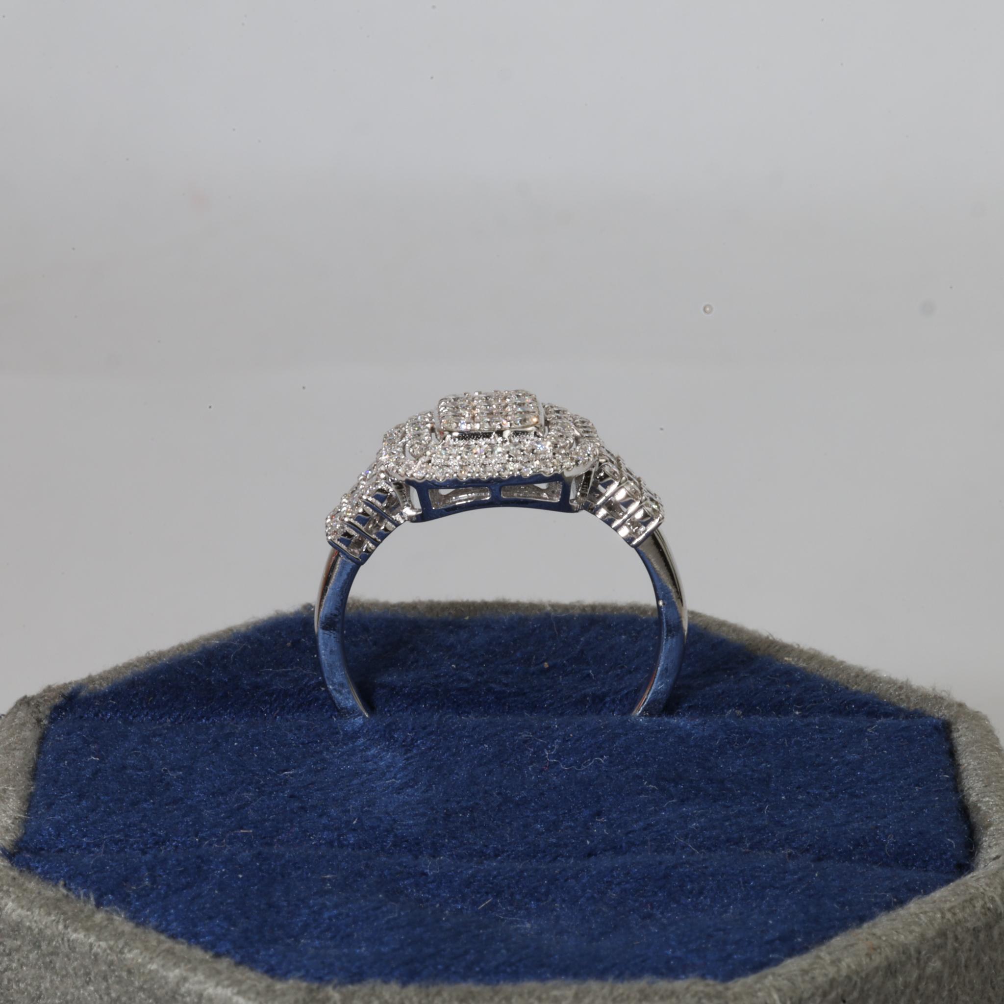 Bague de fiançailles double halo en or blanc 18 carats, diamant naturel de taille ronde de 0,8 ct. en vente 1