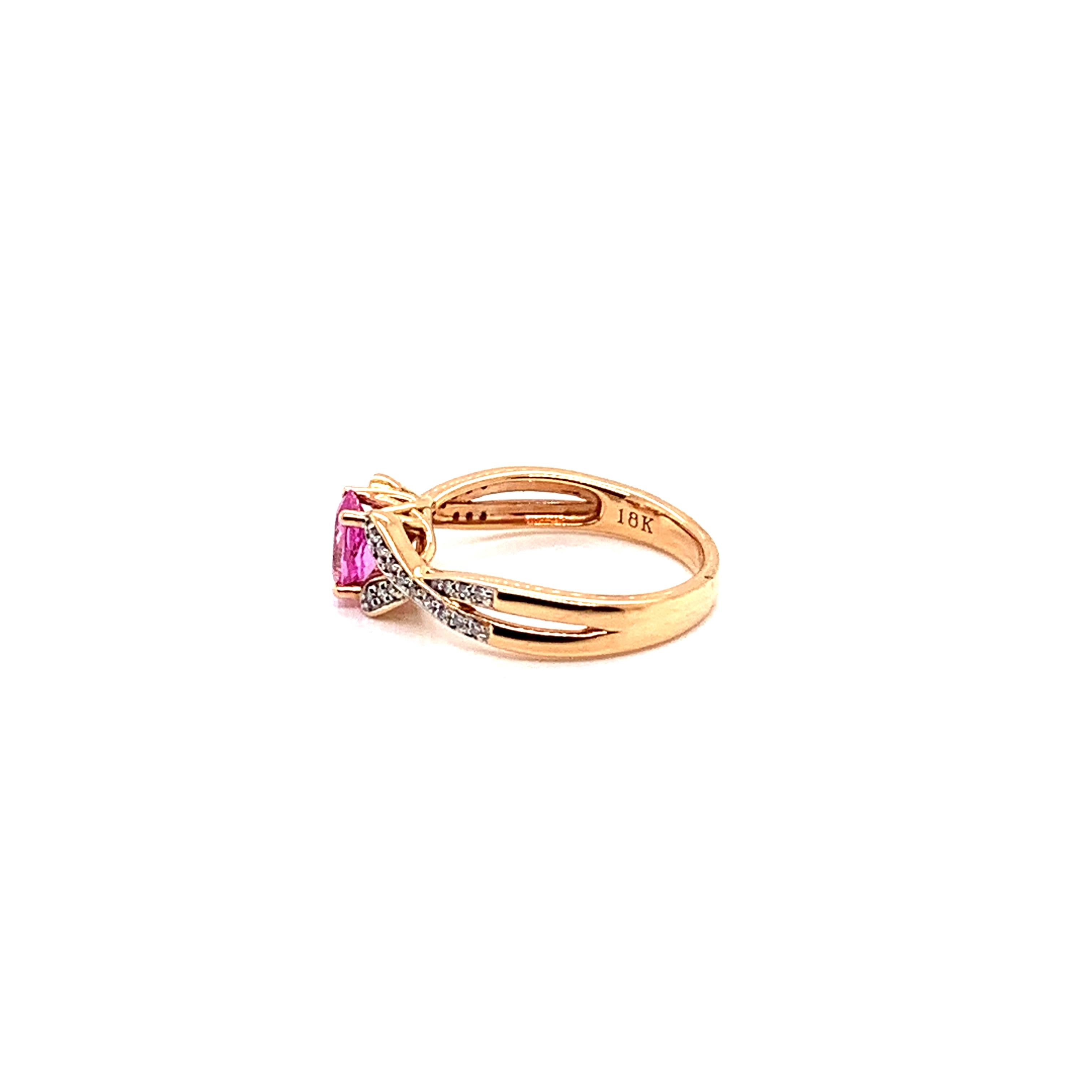 0,9 Karat rosa Saphir-Ring aus 18 Karat Roségold mit Diamanten (Zeitgenössisch) im Angebot