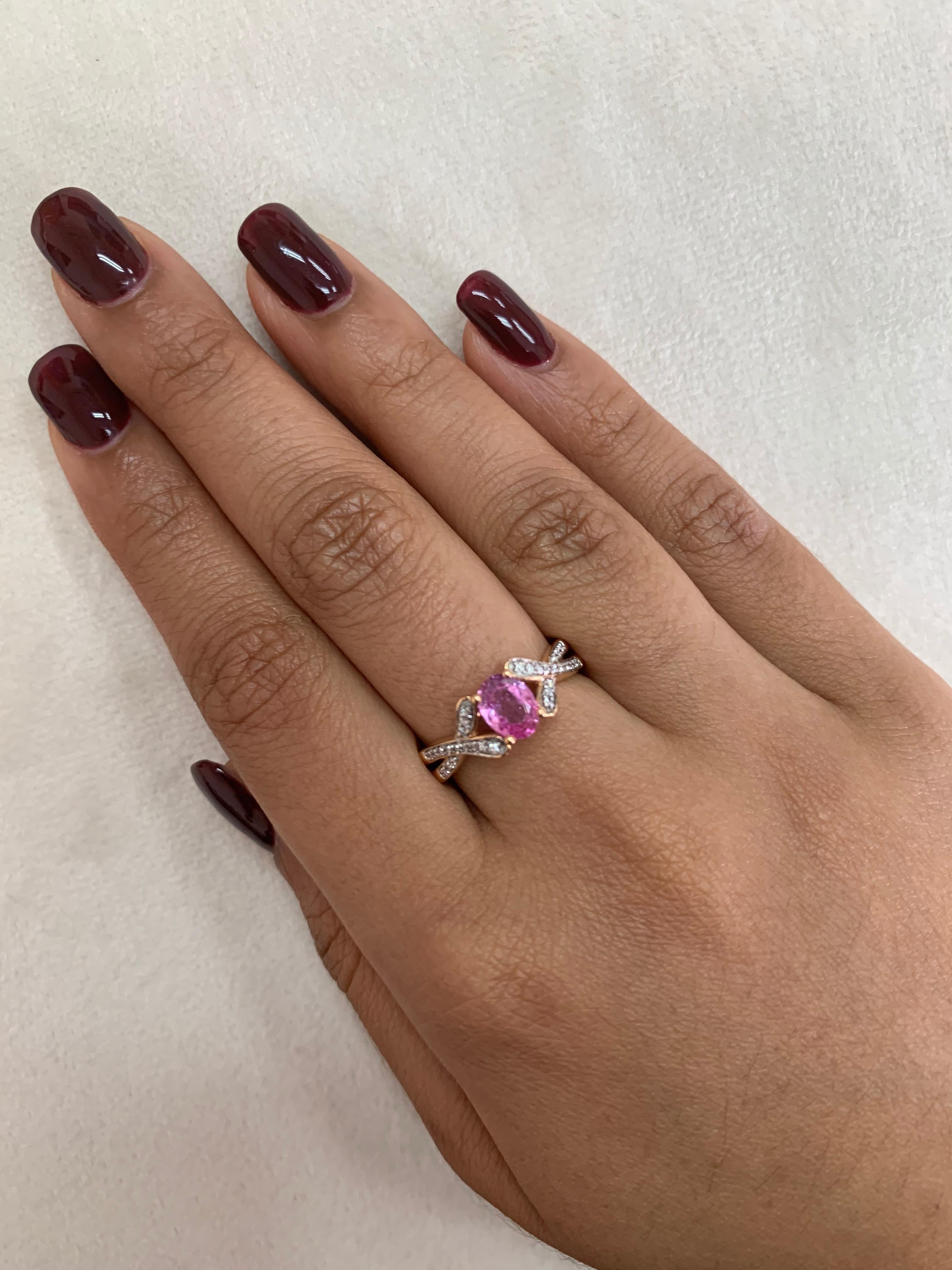 Sunita Nahata présente une collection exclusive de bagues en saphir rose. Avec un mélange de motifs floraux et de montages en grappes, ces pièces sont rehaussées de diamants pour présenter un ensemble unique de bagues. 

Bague de créateur en saphir