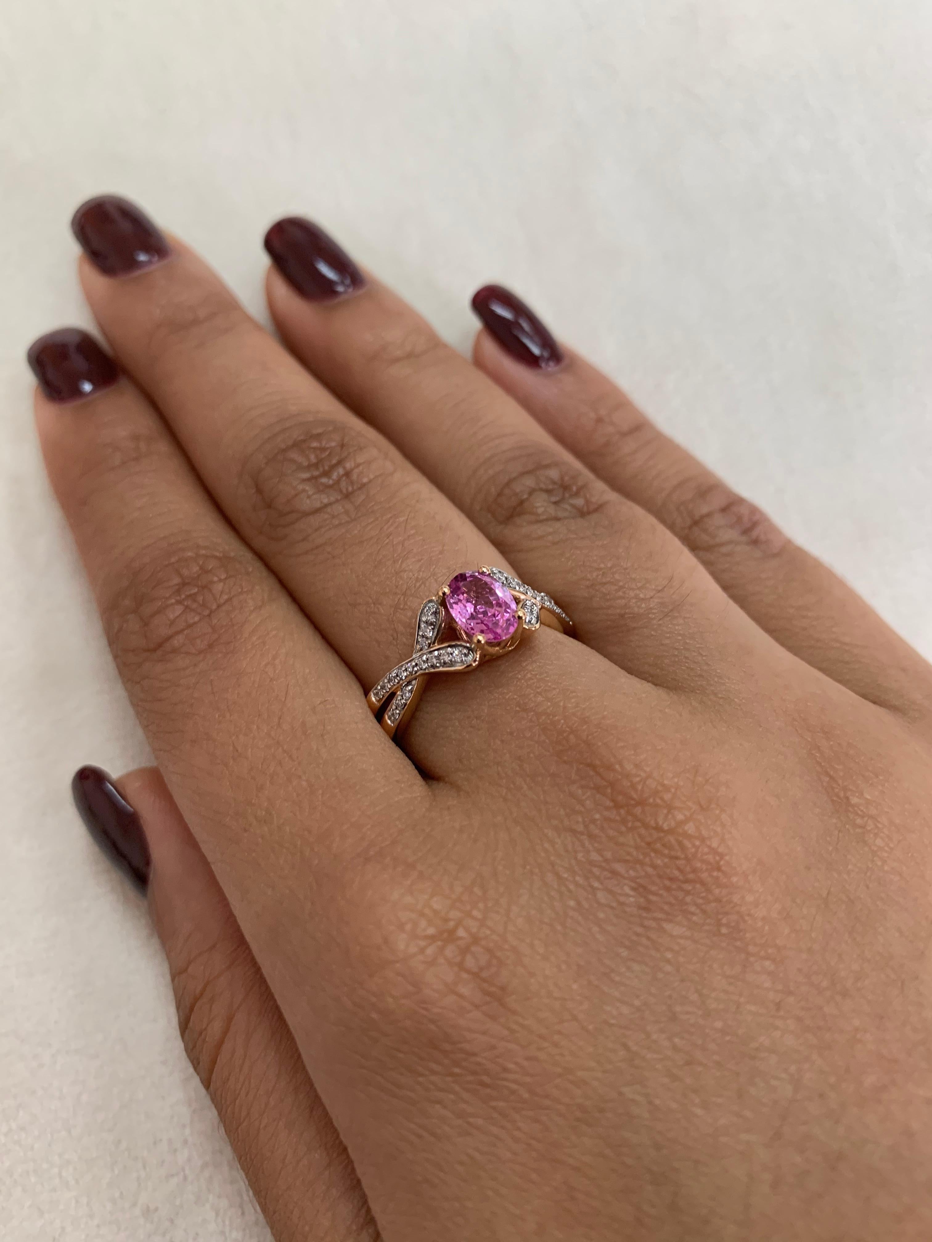Taille ovale Sunita Nahata, bague en or rose 18 carats avec saphir rose de 0,90 carat et diamants en vente