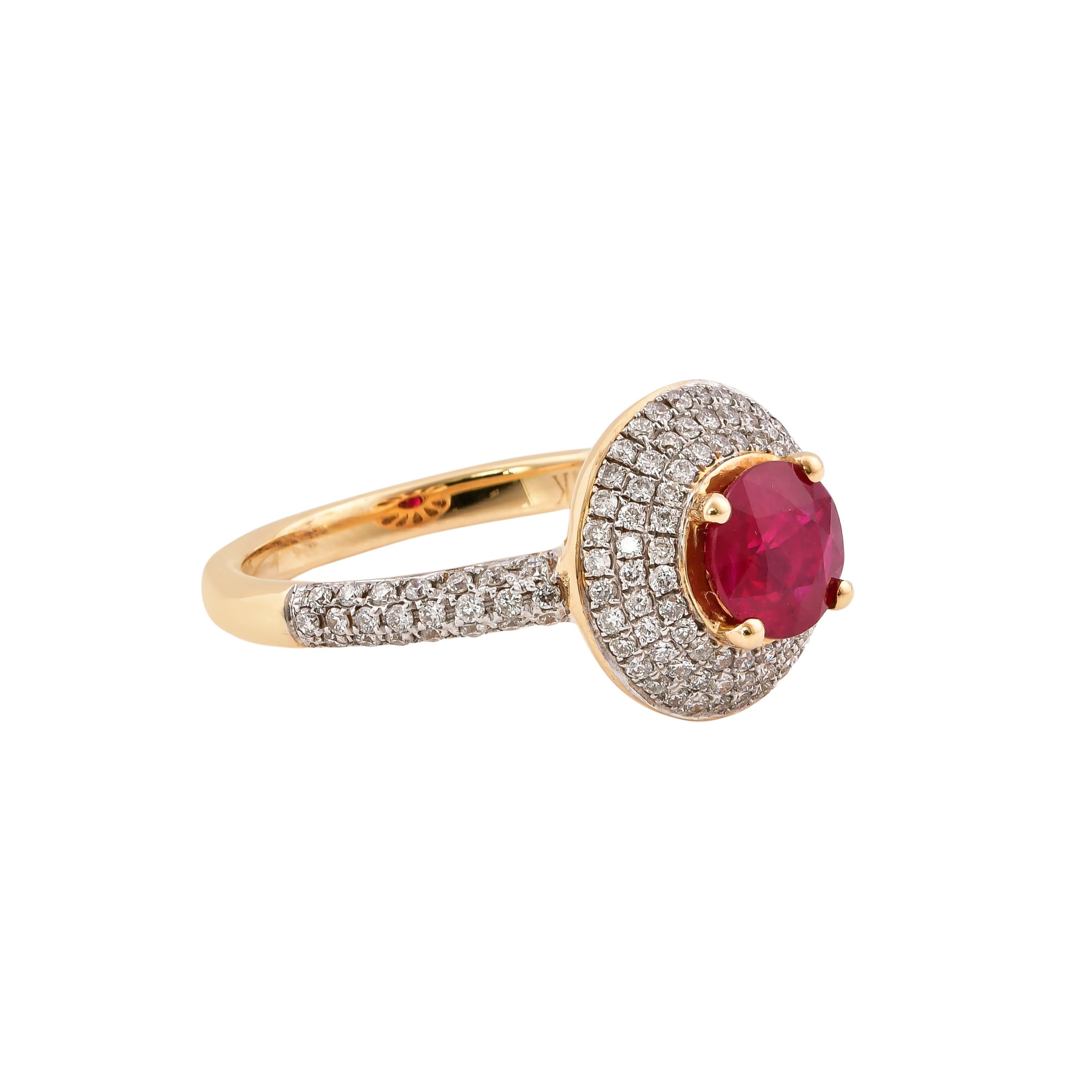 Anillos clásicos con piedras preciosas. Te presentamos una colección de anillos cotidianos con zafiro azul, esmeralda o rubí, acentuados con diamantes. Son unos anillos de novia y compromiso preciosos para regalar a tu amada. 

Anillo clásico de