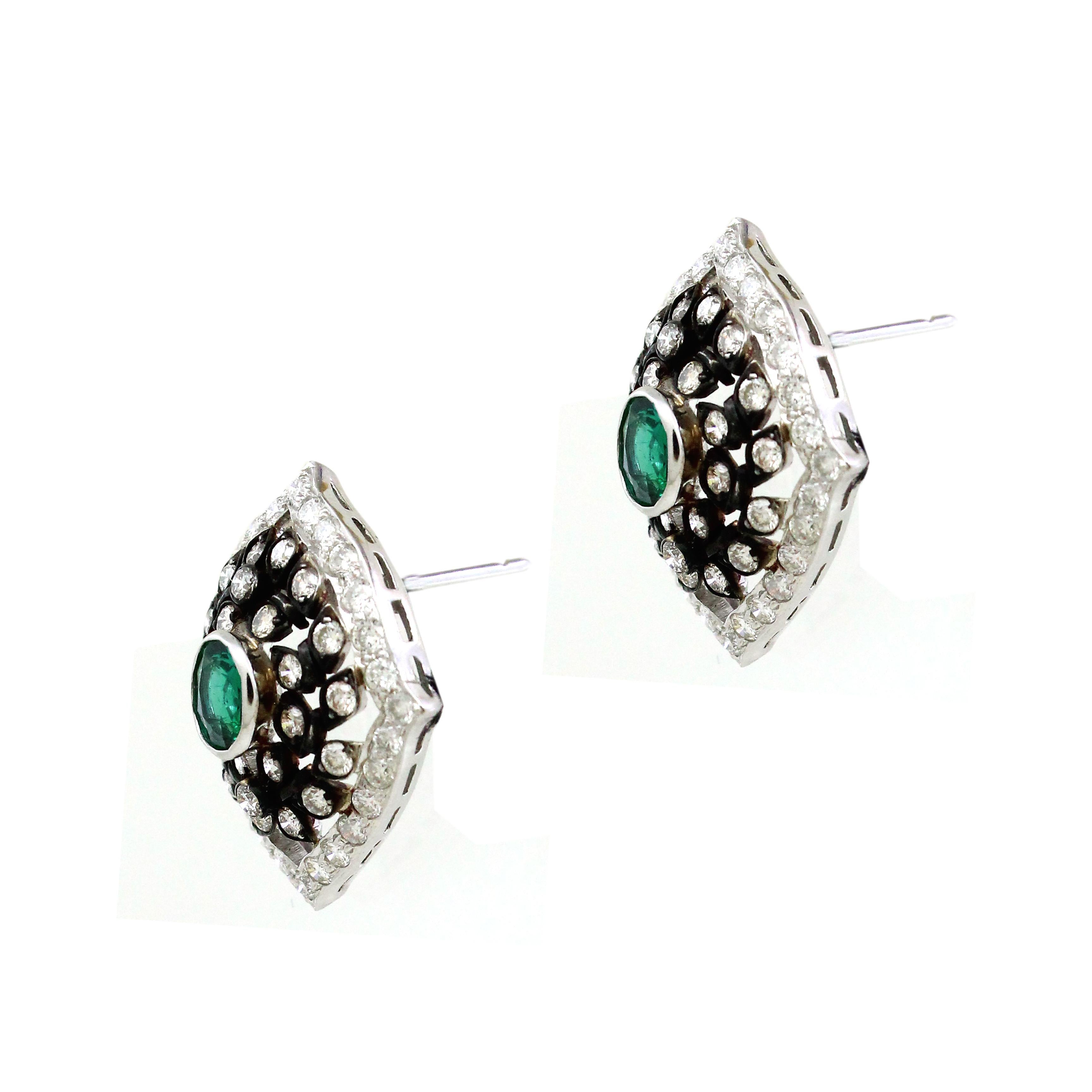 Art Nouveau 0.9 carats of emerald Earrings For Sale
