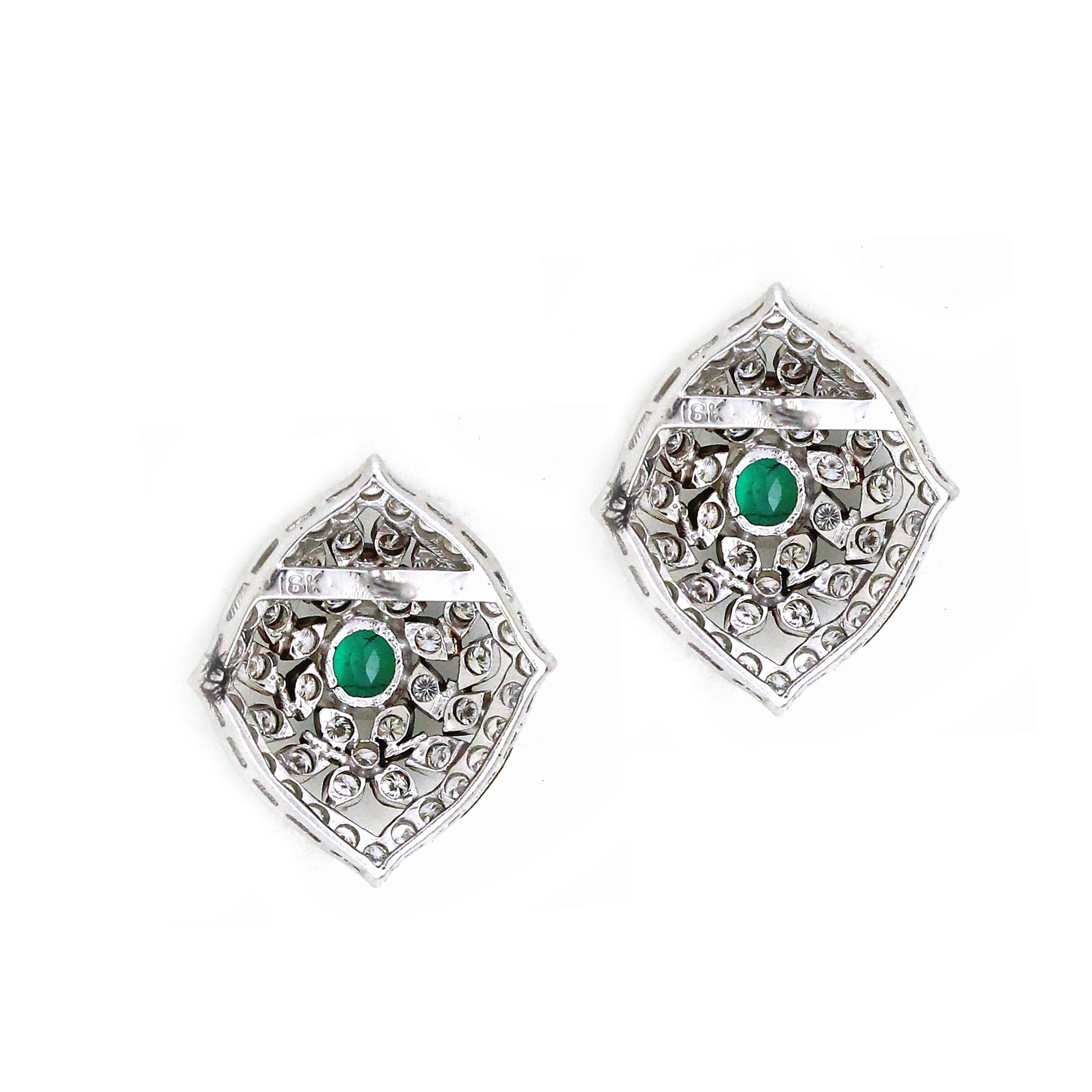Oval Cut 0.9 carats of emerald Earrings For Sale