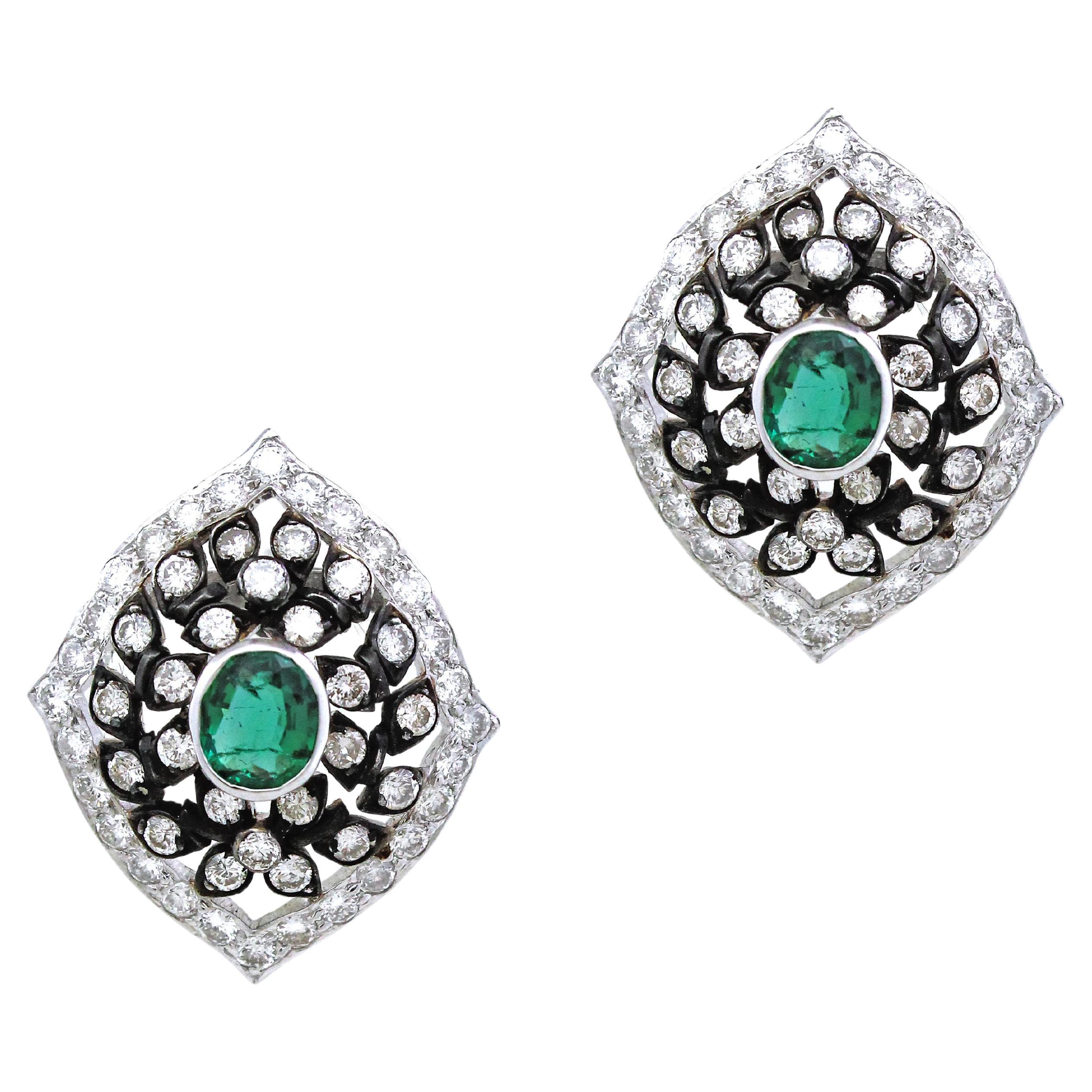 0.9 carats of emerald Earrings For Sale