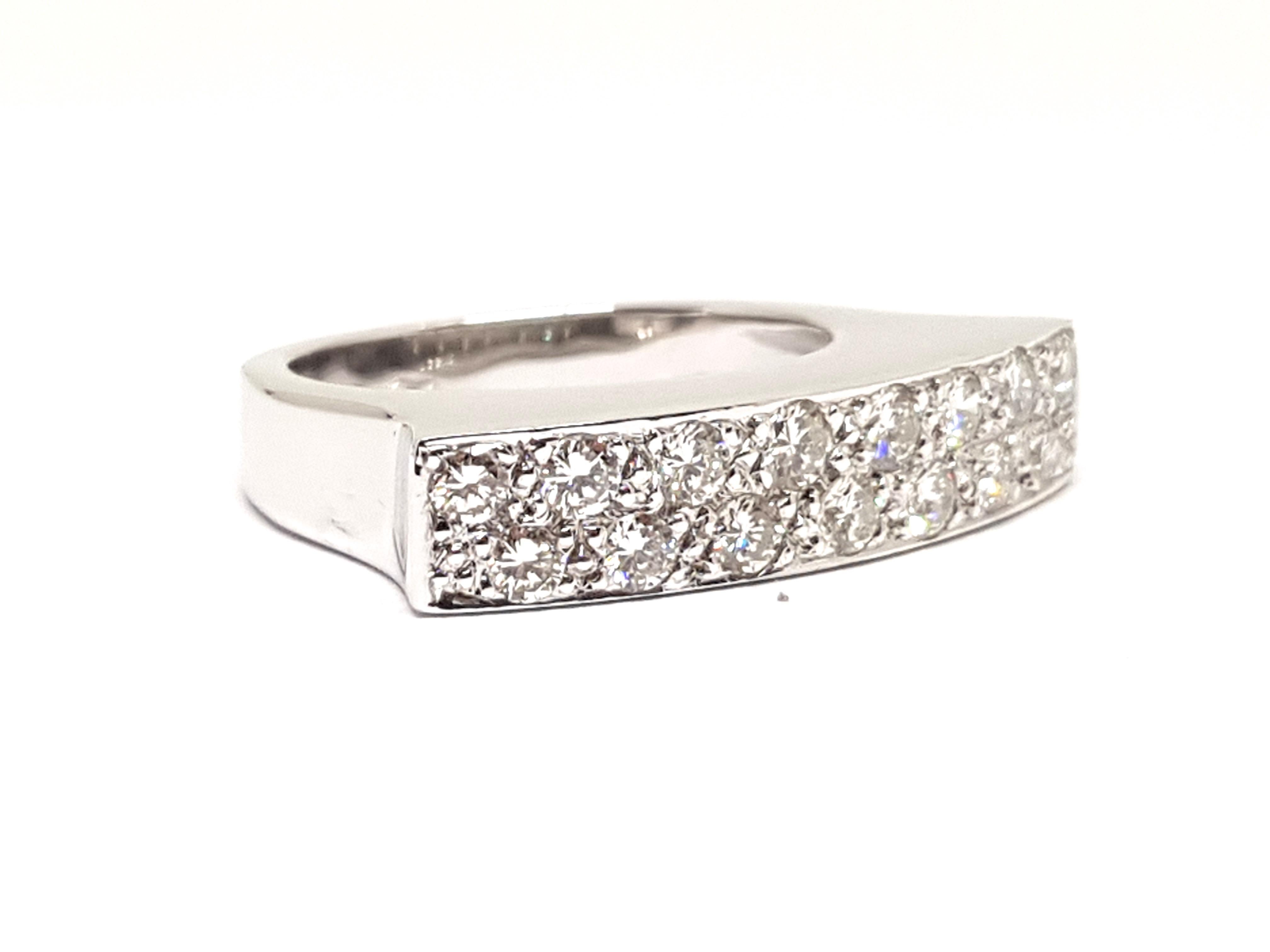 Contemporary 0.90 Carat 18 Karat White Gold Diamond Ring For Sale