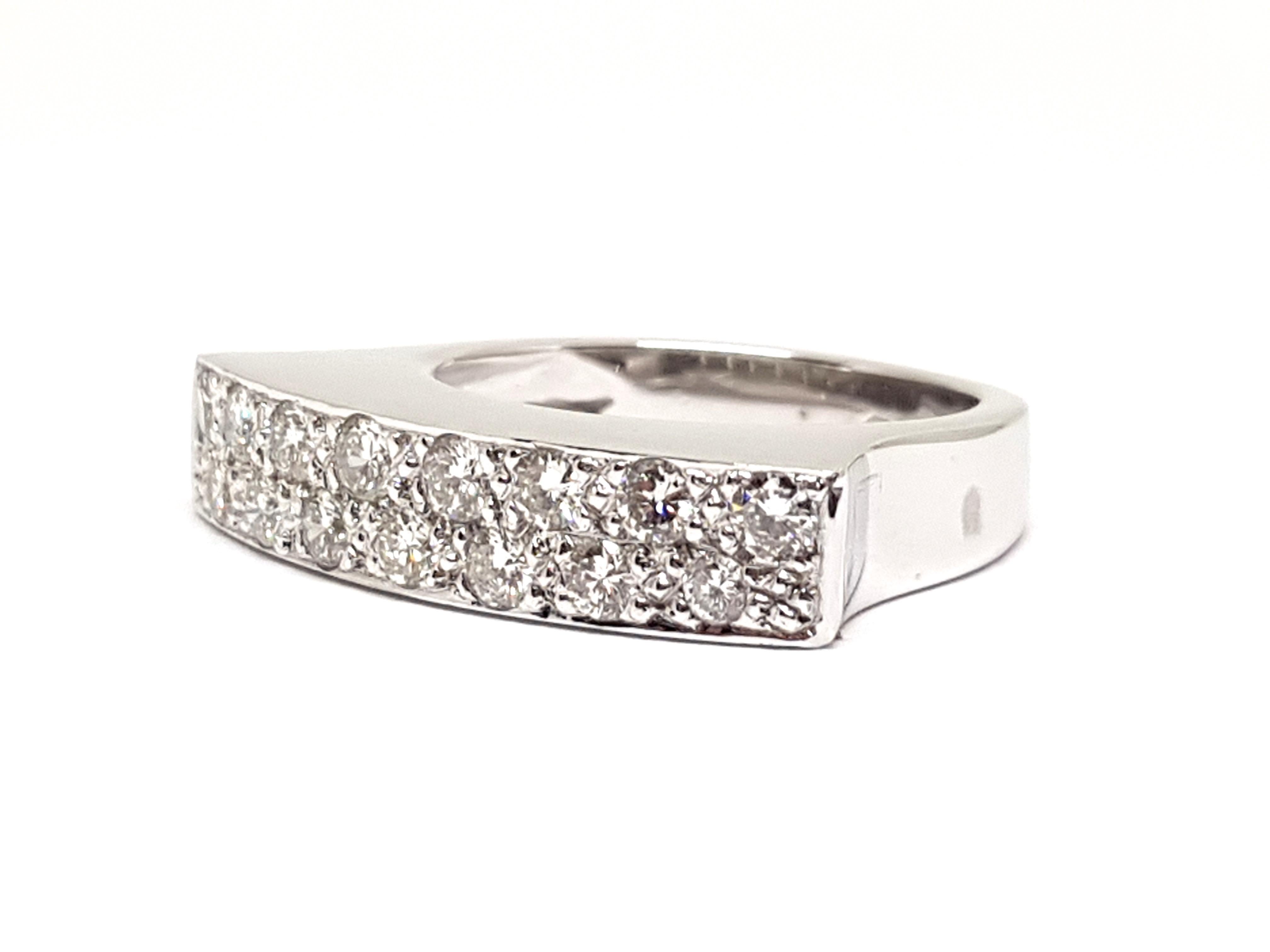 Round Cut 0.90 Carat 18 Karat White Gold Diamond Ring For Sale