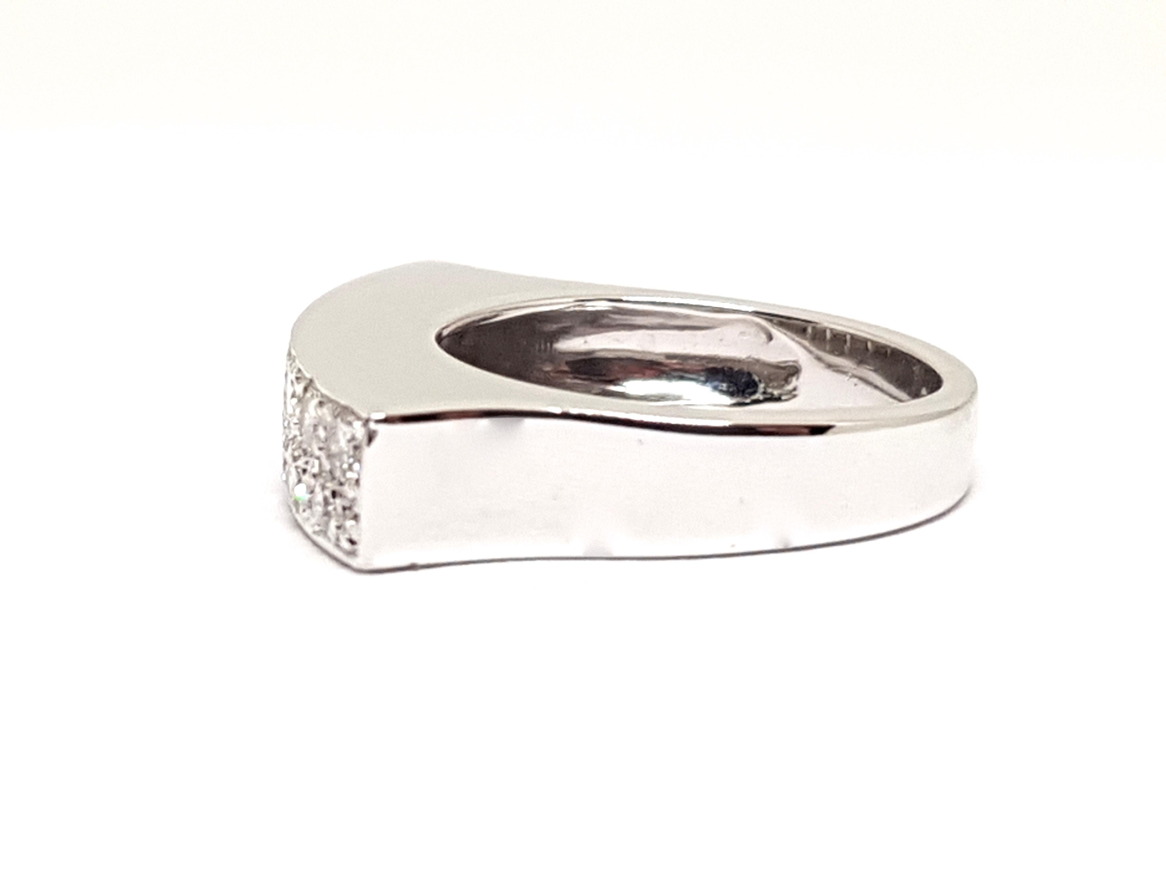 0.90 Carat 18 Karat White Gold Diamond Ring In New Condition For Sale In Antwerp, BE