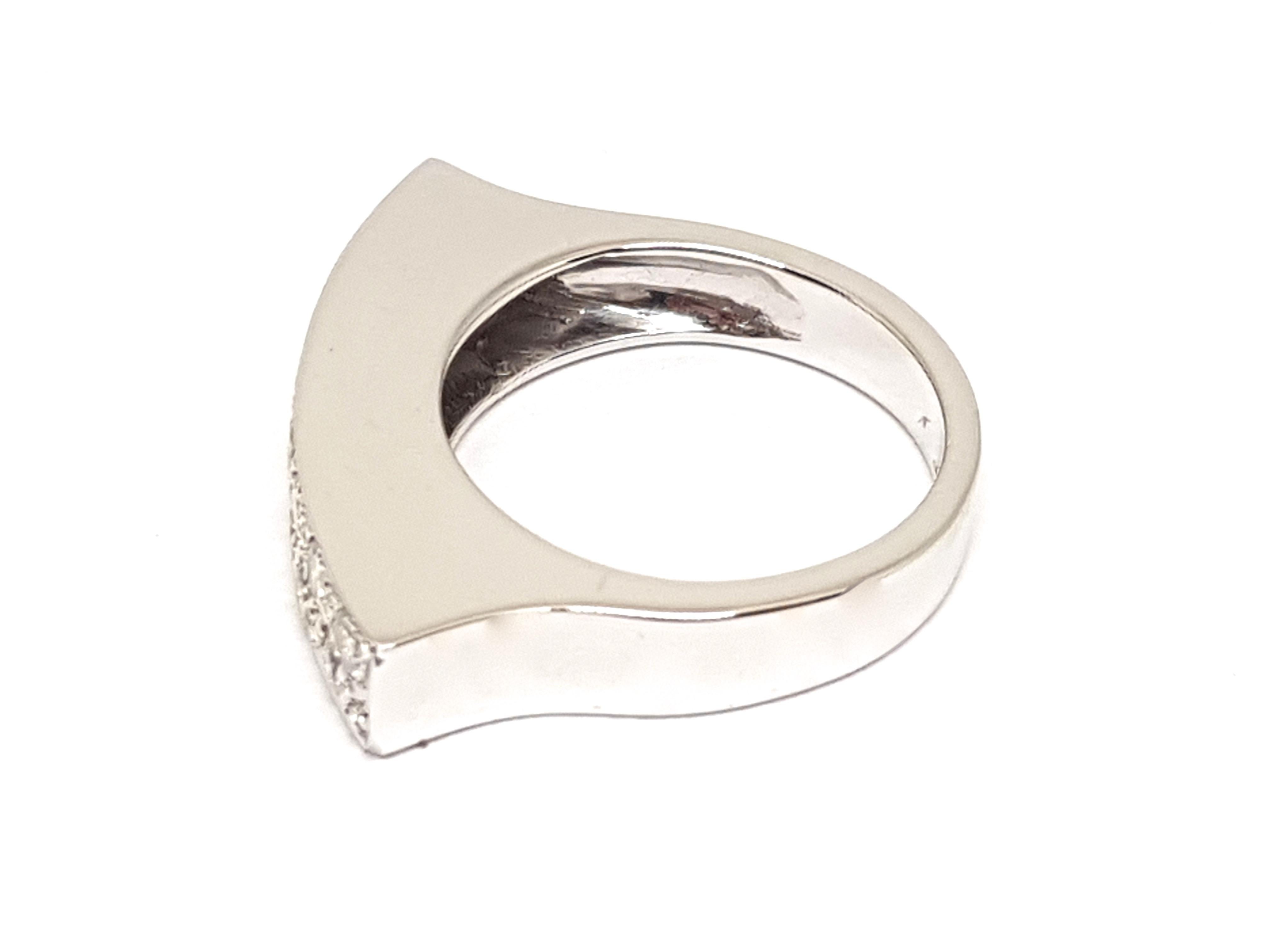 Women's 0.90 Carat 18 Karat White Gold Diamond Ring For Sale