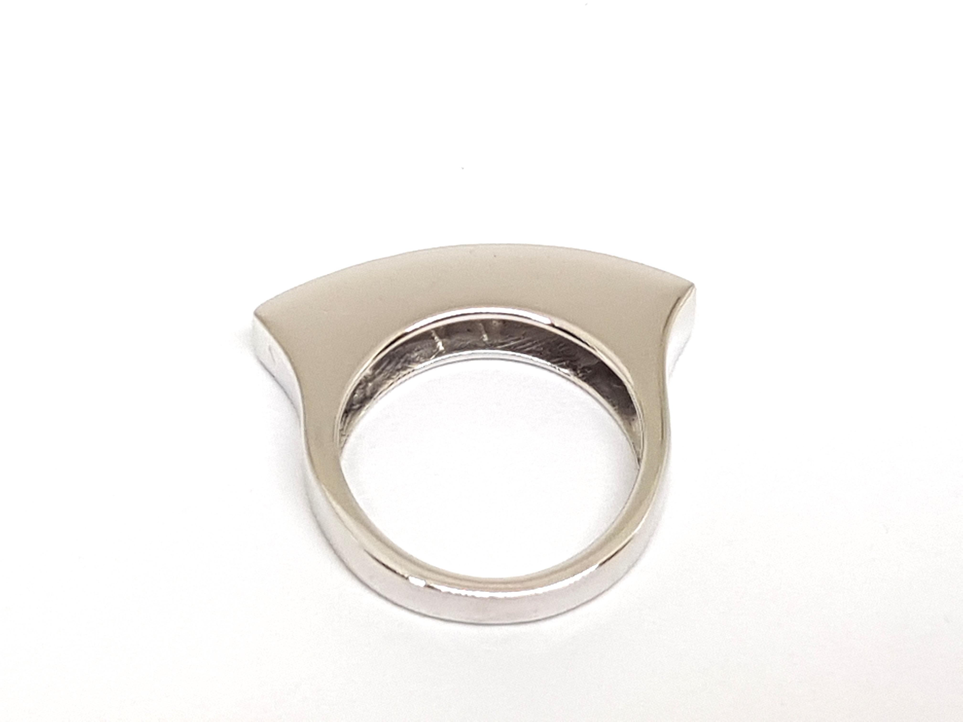 0.90 Carat 18 Karat White Gold Diamond Ring For Sale 1