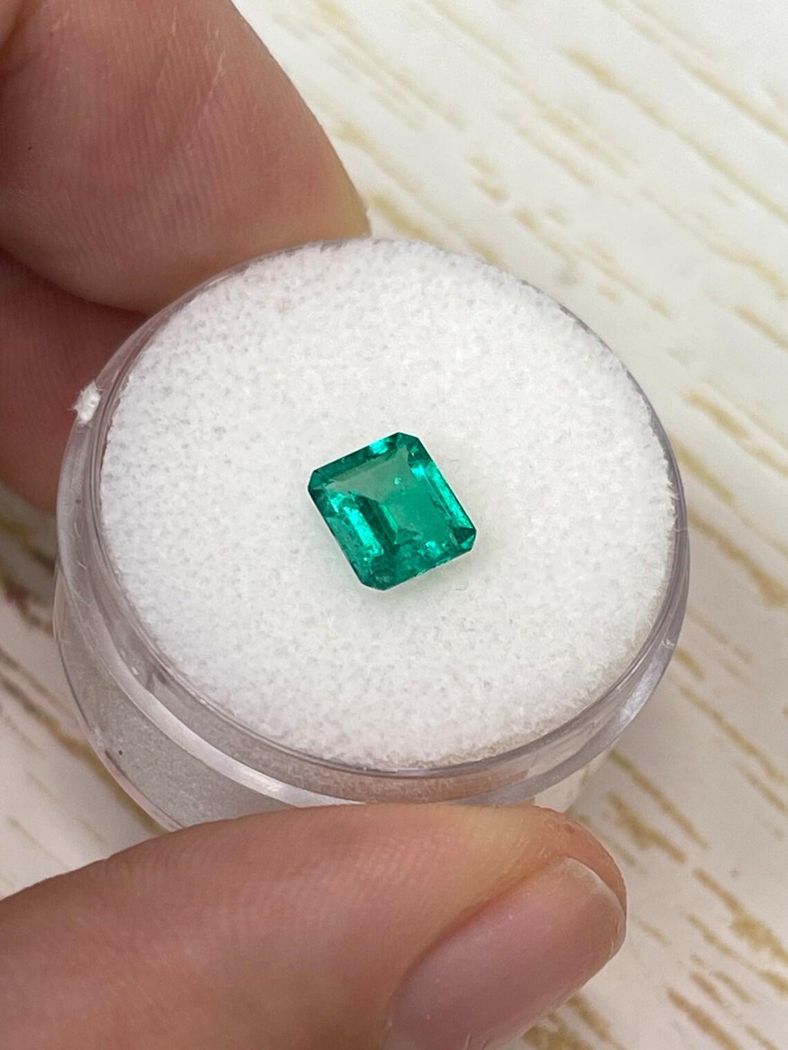 Moderno 0,90 Carati 7x6 Smeraldo colombiano sfuso verde vivo - Pietra di nascita di maggio con taglio smeraldo in vendita