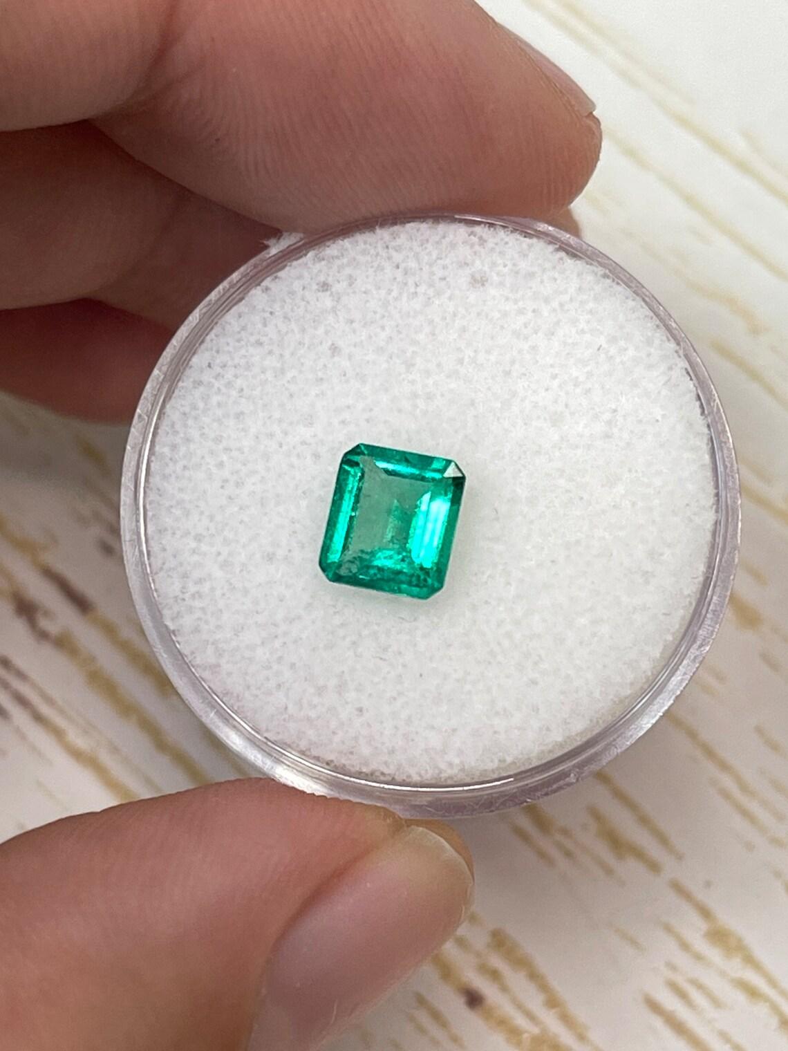 Taglio smeraldo 0,90 Carati 7x6 Smeraldo colombiano sfuso verde vivo - Pietra di nascita di maggio con taglio smeraldo in vendita