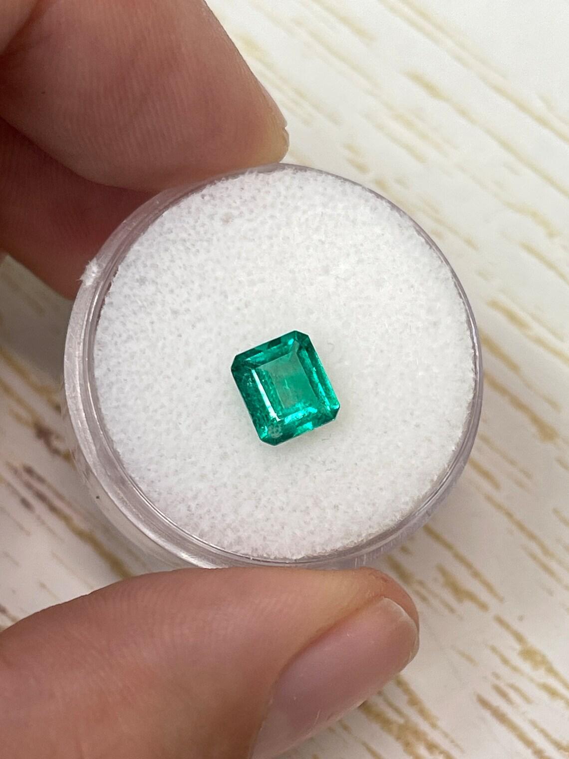 0,90 Carati 7x6 Smeraldo colombiano sfuso verde vivo - Pietra di nascita di maggio con taglio smeraldo In condizioni Nuovo in vendita a Jupiter, FL