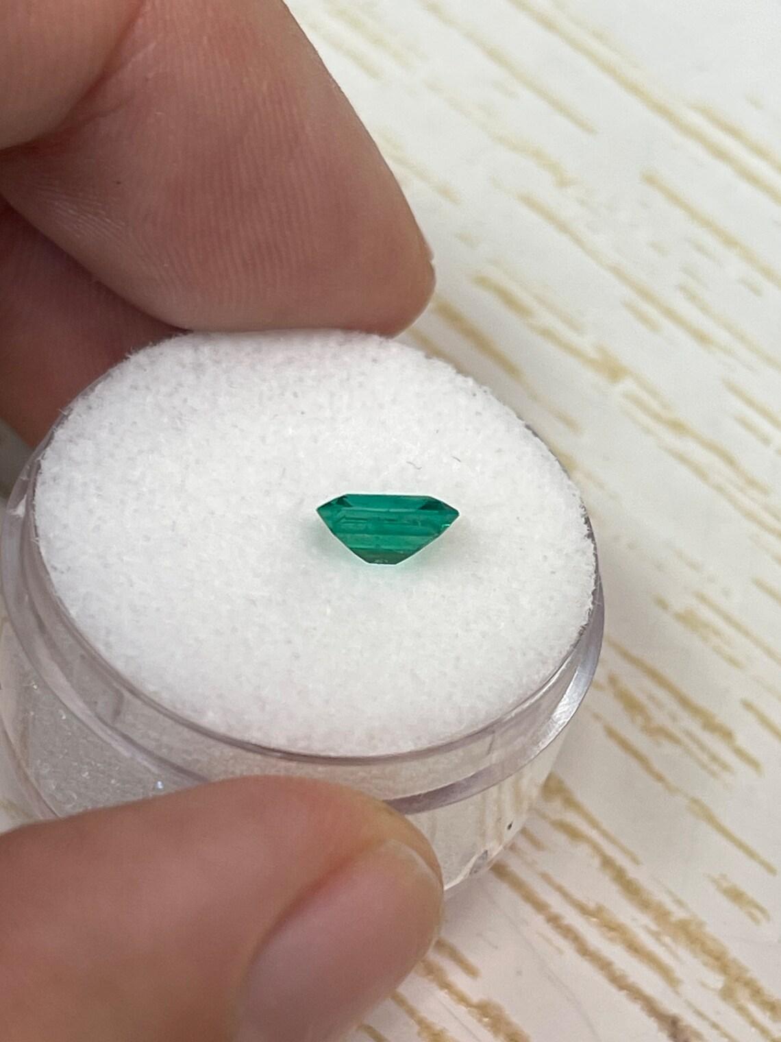 Donna 0,90 Carati 7x6 Smeraldo colombiano sfuso verde vivo - Pietra di nascita di maggio con taglio smeraldo in vendita