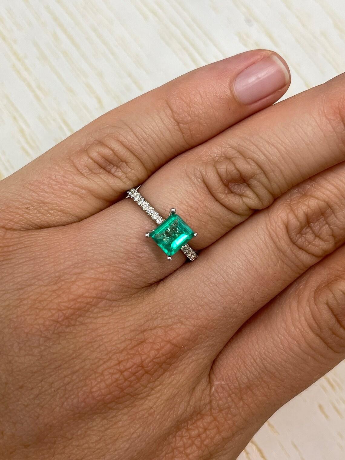 0,90 Carati 7x6 Smeraldo colombiano sfuso verde vivo - Pietra di nascita di maggio con taglio smeraldo in vendita 1